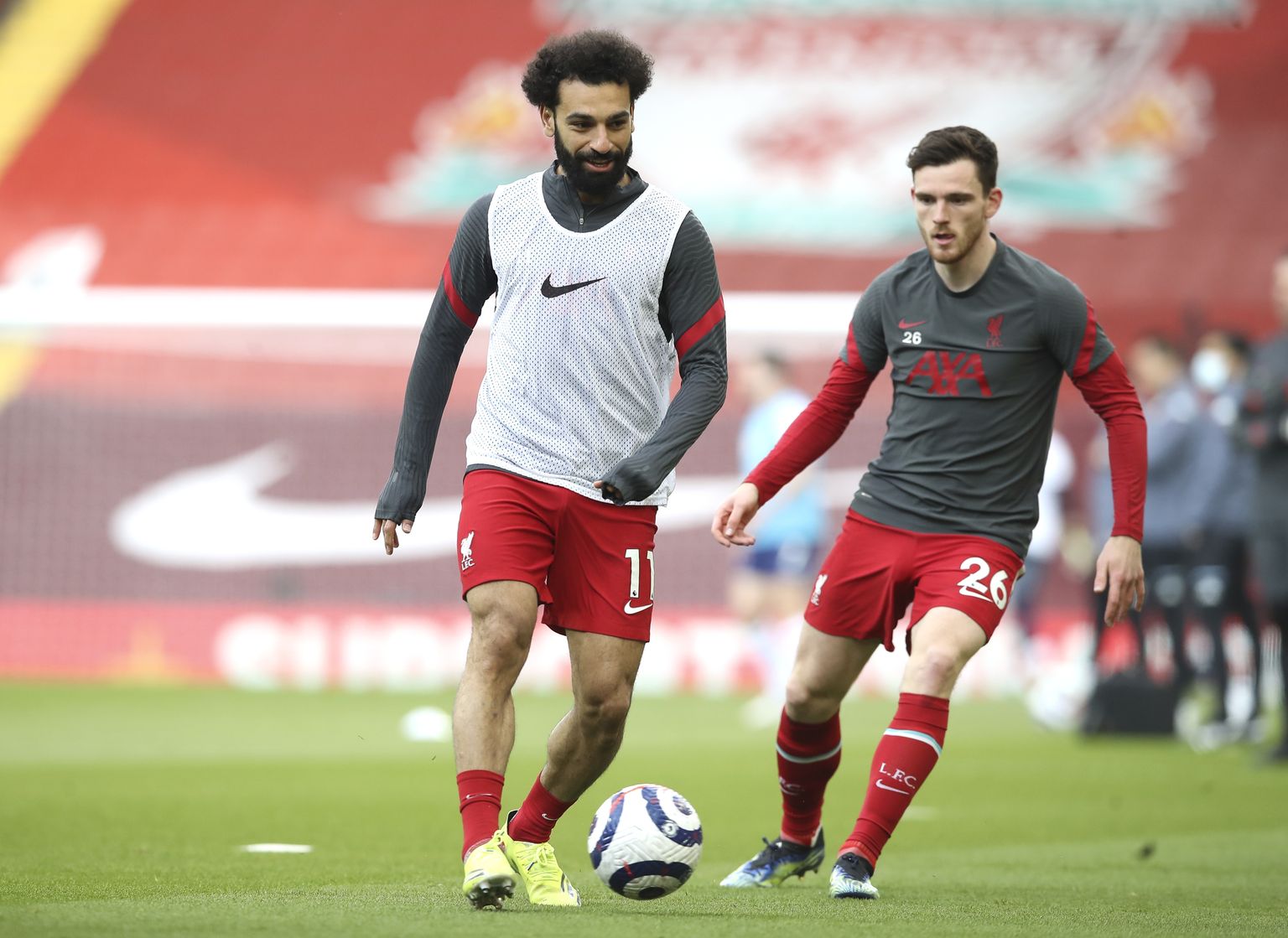Andy Robertson (paremal) ja Mohamed Salah.