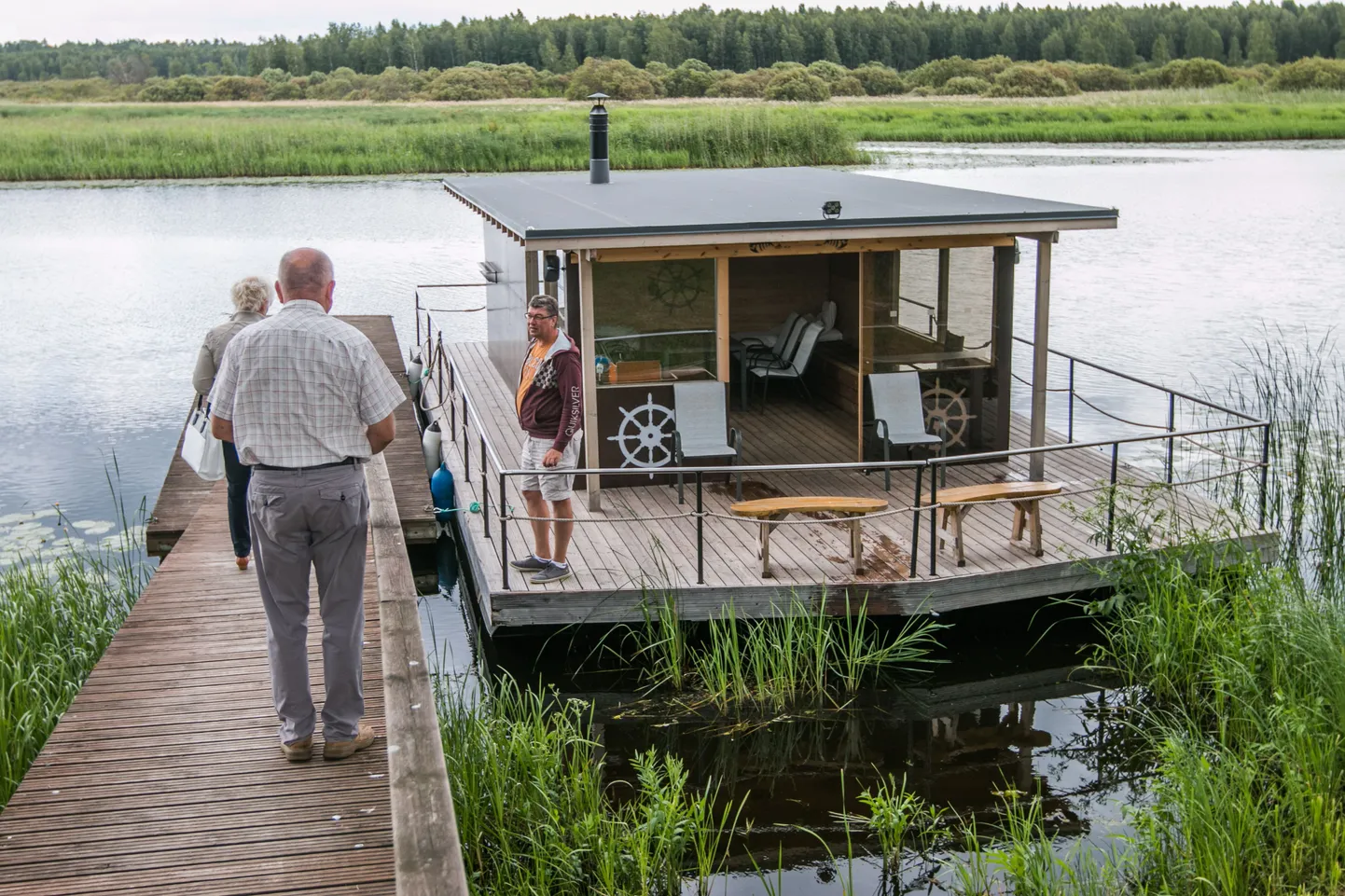 Parvsaun, mis puhkeala randumissilla ääres külaliste ootel on, mahutab 12 inimest. Toreda elamuse saab parvelsõitja saunast, kust pärast leiliviskamist saab järve- või jõevette sulpsata.