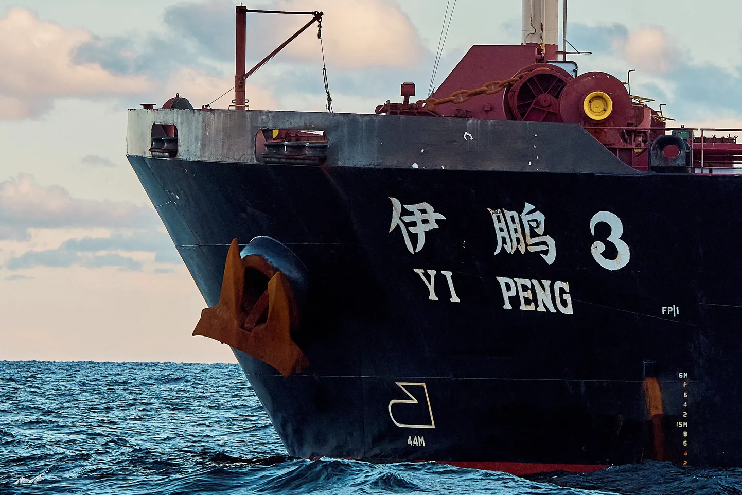 Китайское судно Yi Peng 3 подозревается в разрыве кабелей.