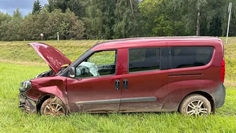 Водителя съехавшей с дороги в поле машины доставили в больницу