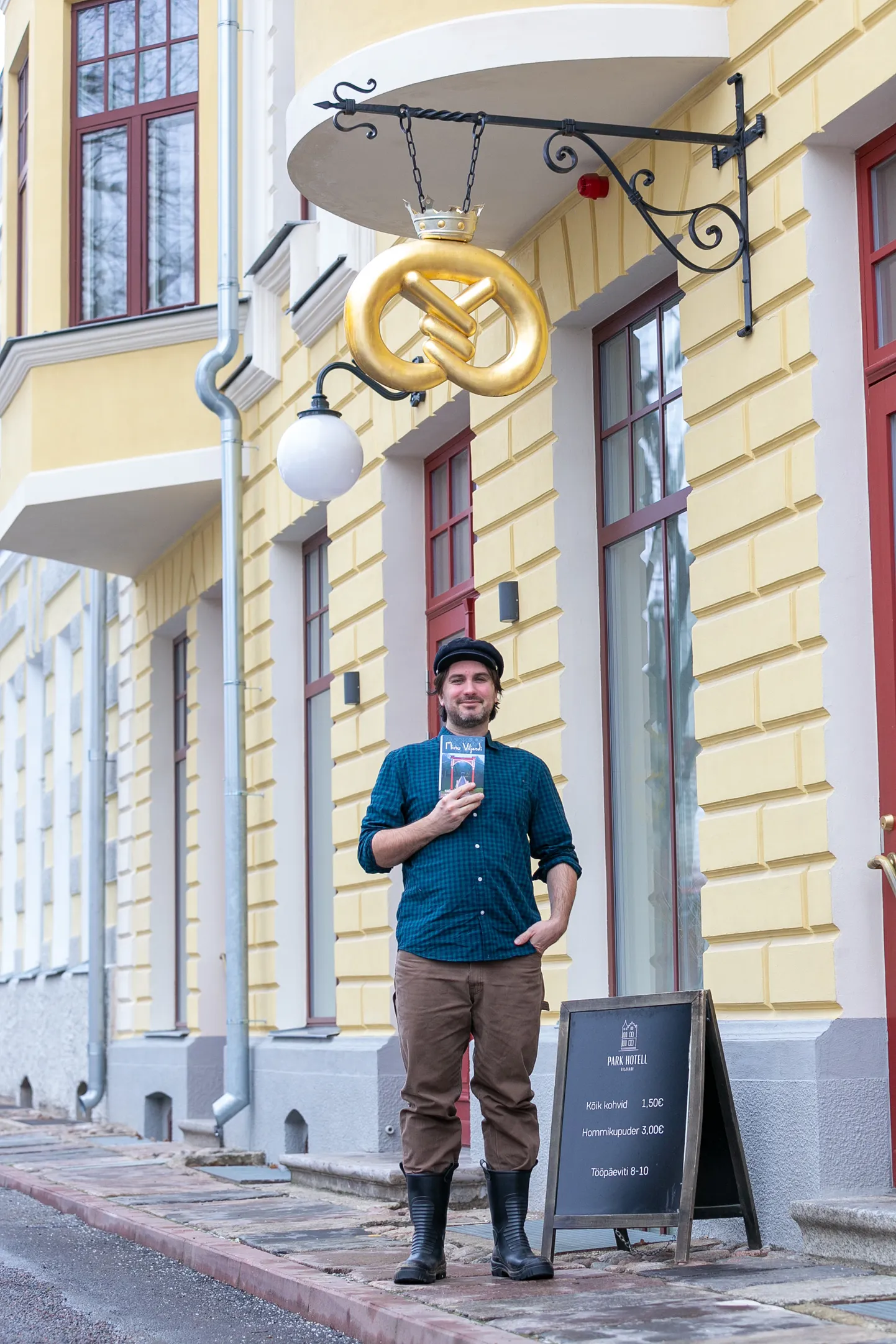 Justin Carroll Petrone, Ameerika-Eesti ajakirjanik, kirjanik, blogija ja muusik.