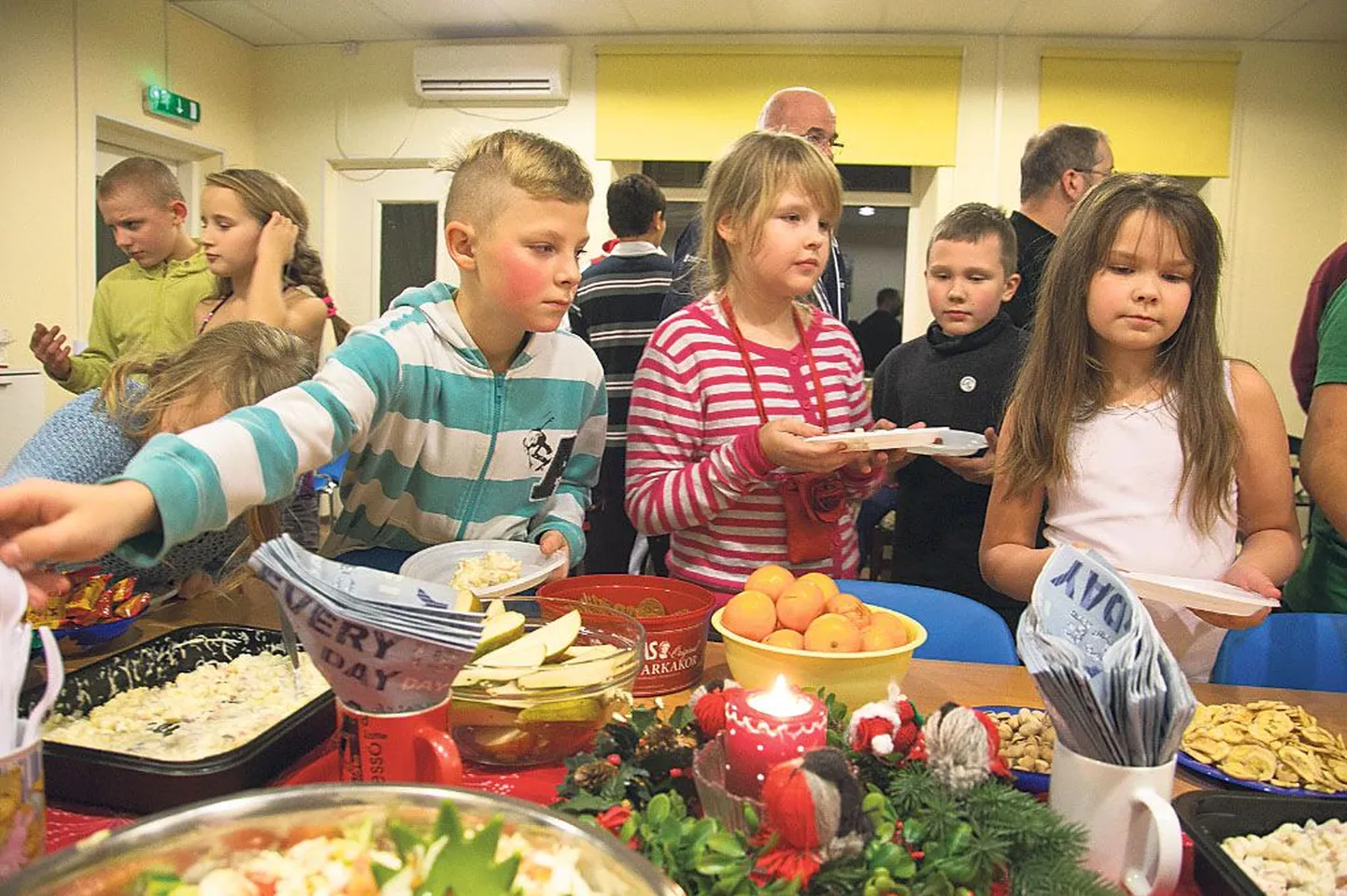 Külaliste puhul oli lastemajas kaetud pidulaud.