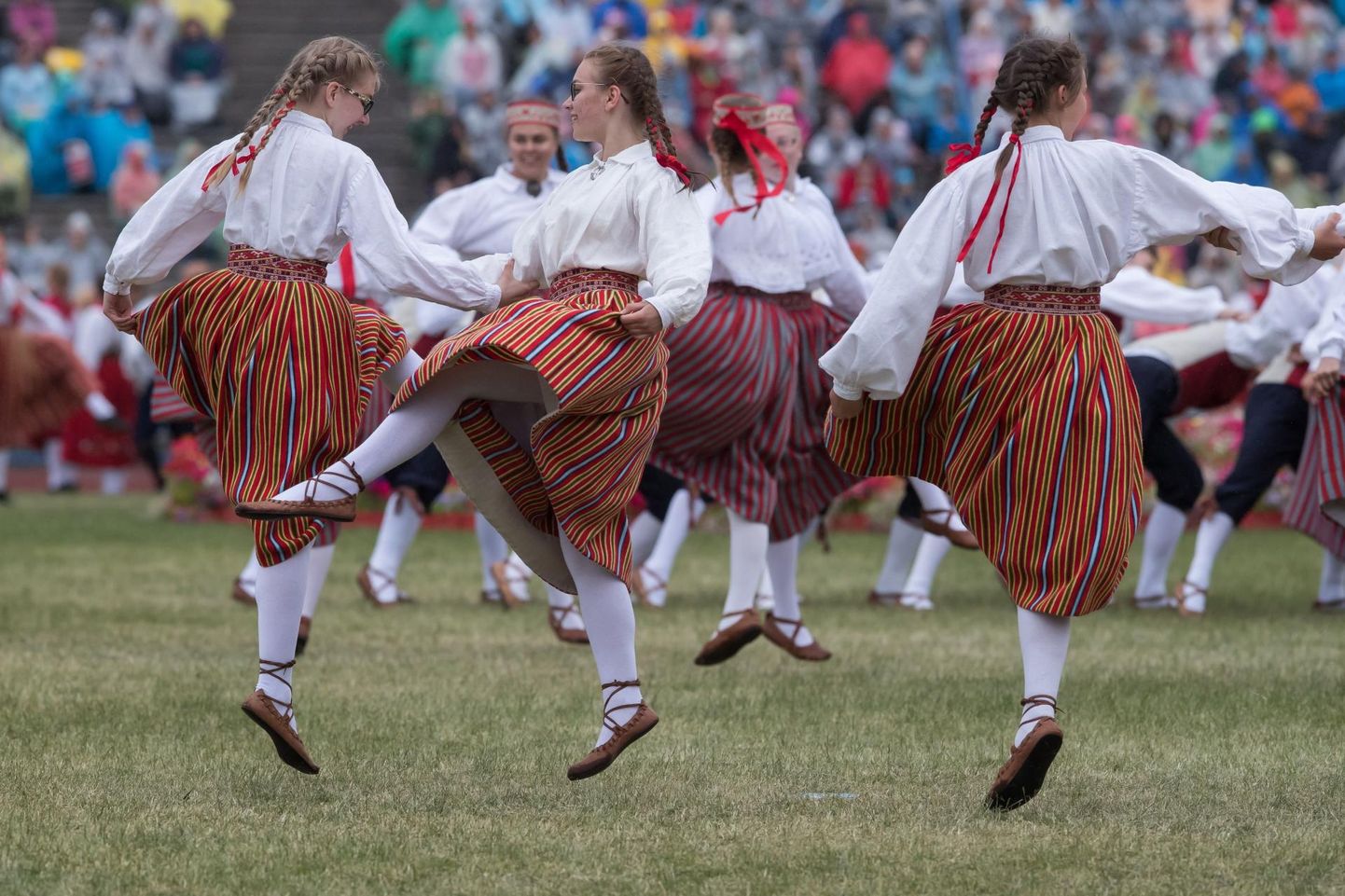 Noorte laulu- ja tantsupeole pürgivad sajad kollektiivid kogu Eestist.