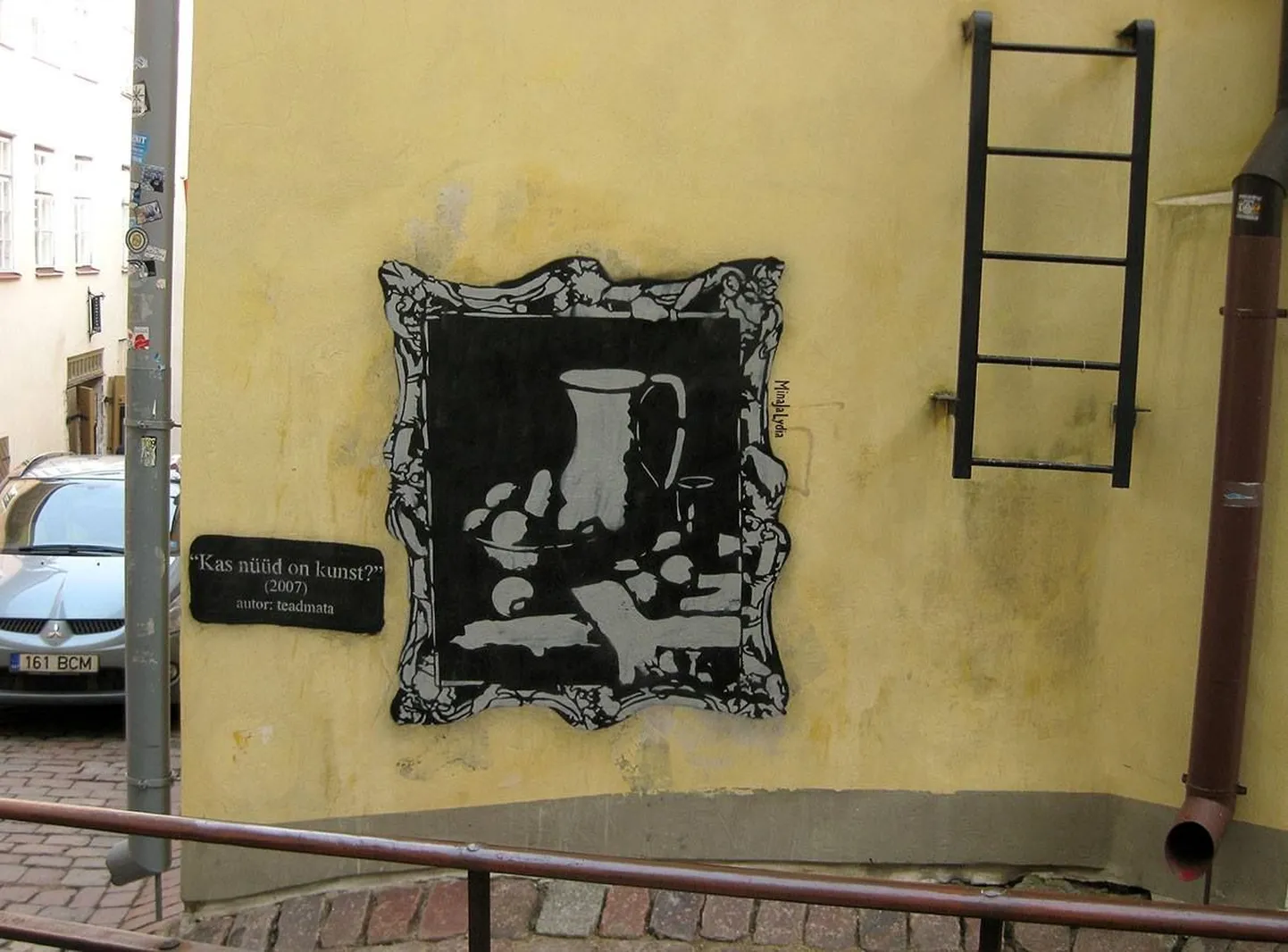 Tallinna vanalinna maja seinale joonistatud natüürmordi autoriks on Eesti tänavakunsti suurkuju Mina ja Lydia.