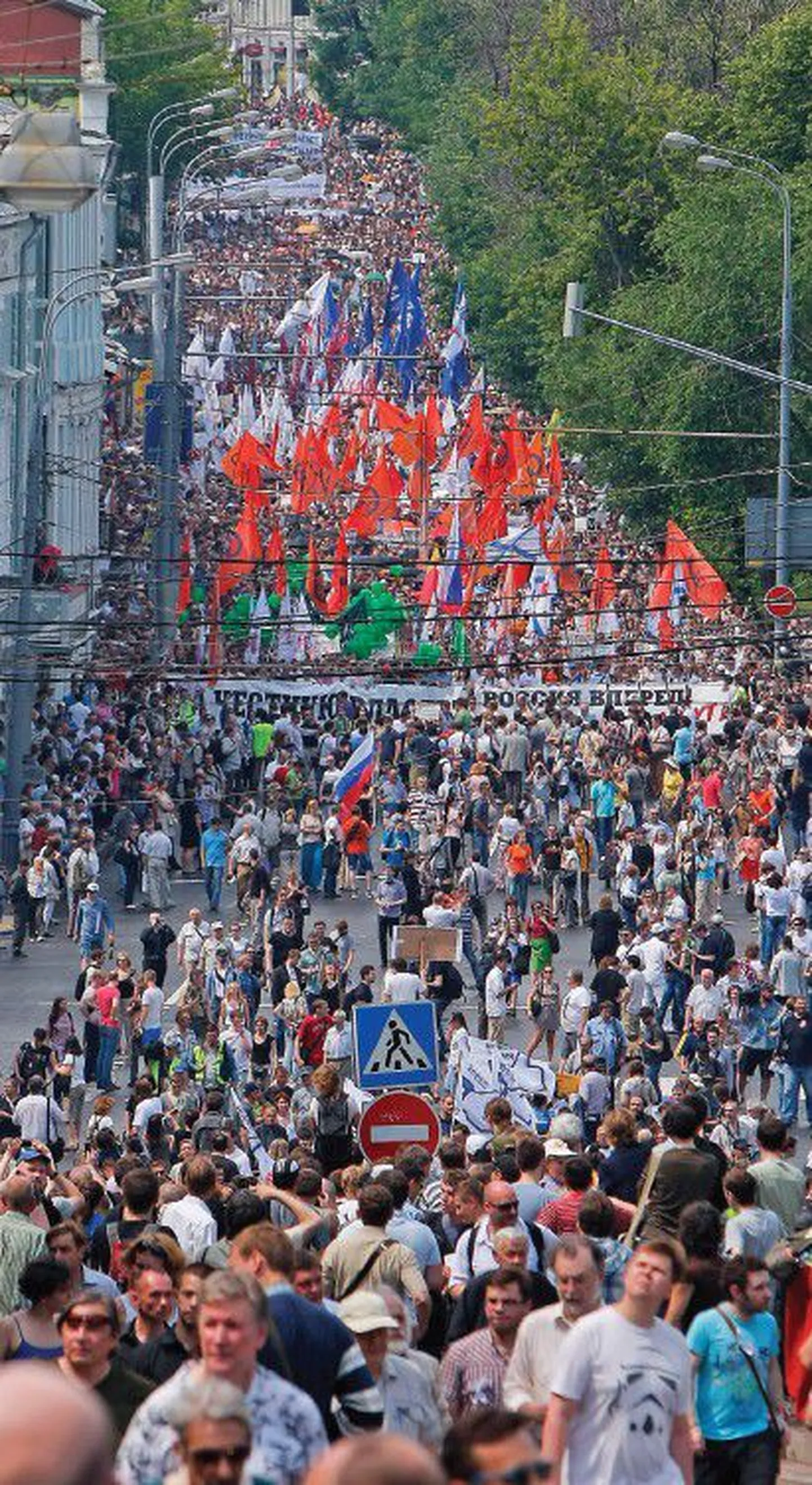 По данным организаторов марша, в шествии и митинге приняли участие 
200 000 человек. И внезапный ливень их не разогнал.