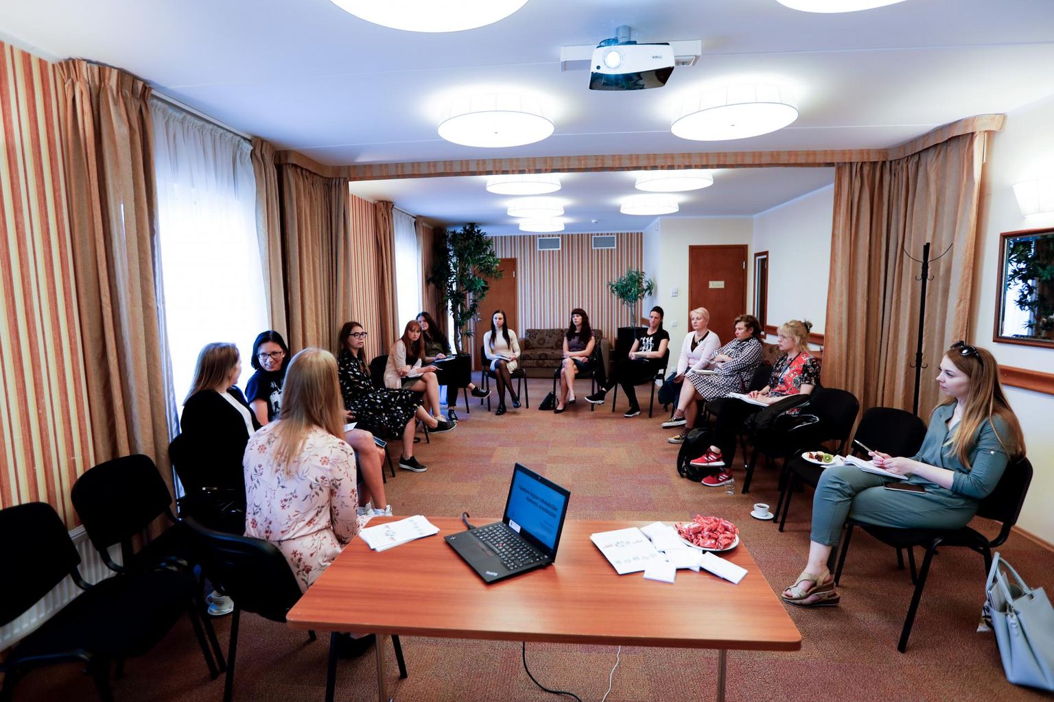Üks vägivallatsenud noortest on osalenud taastava õiguse ehk konfliktivahenduse programmis. Pildil konfliktivahendust tutvustav üritus Pärnus 2020. aastal.