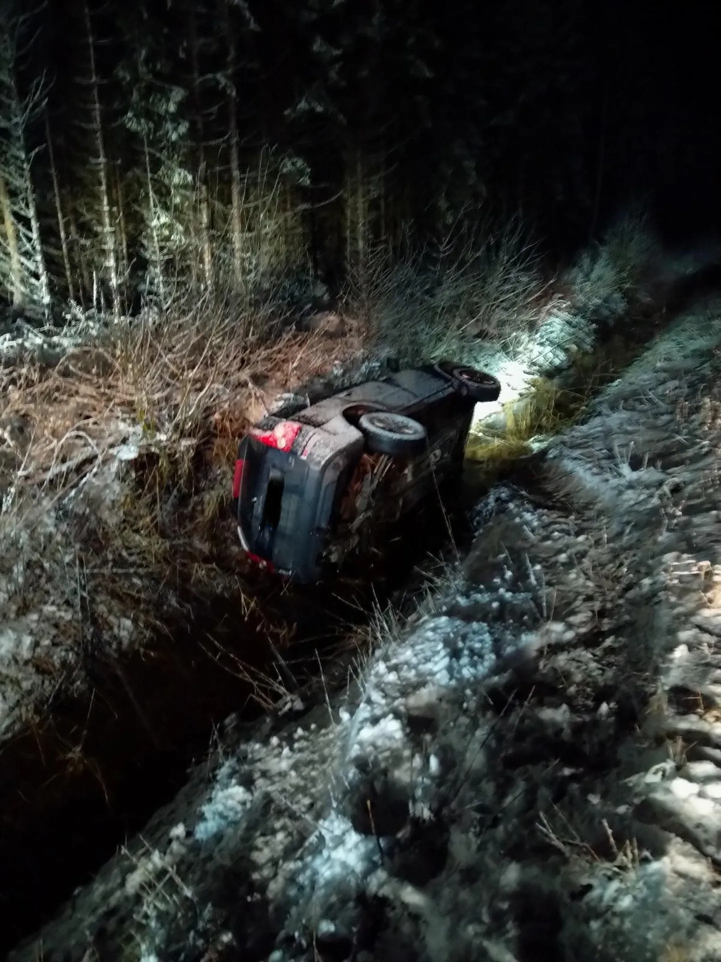 Paasvere külas teelt välja sõitnud auto.