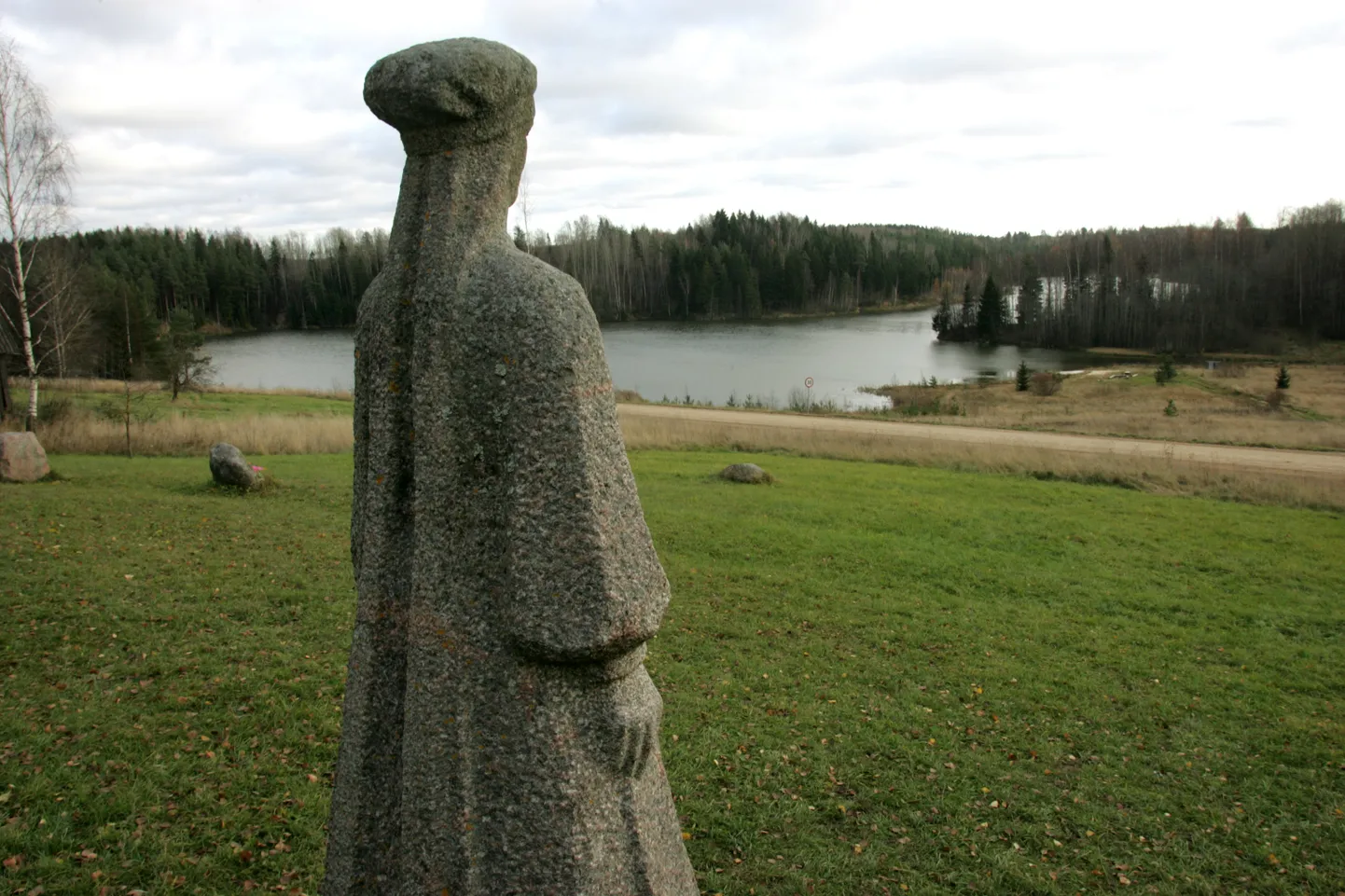 Seto rahvalauliku kuju Obinitsa järve ääres