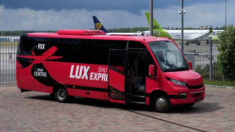 ВИДЕО ⟩ «Обе руки на руле?» Водитель Lux Express подверг опасности жизни пассажиров