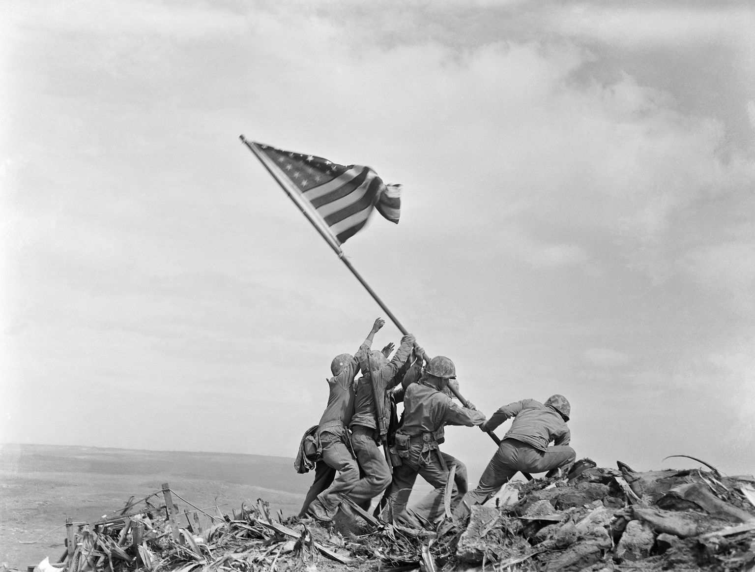 Teise maailmasõja ikooniline foto, millel on näha merejalaväelasi tõstmas 23. veebruaril 1945 võidu märgina USA lippu Iwo Jima saare Suribachi mäele