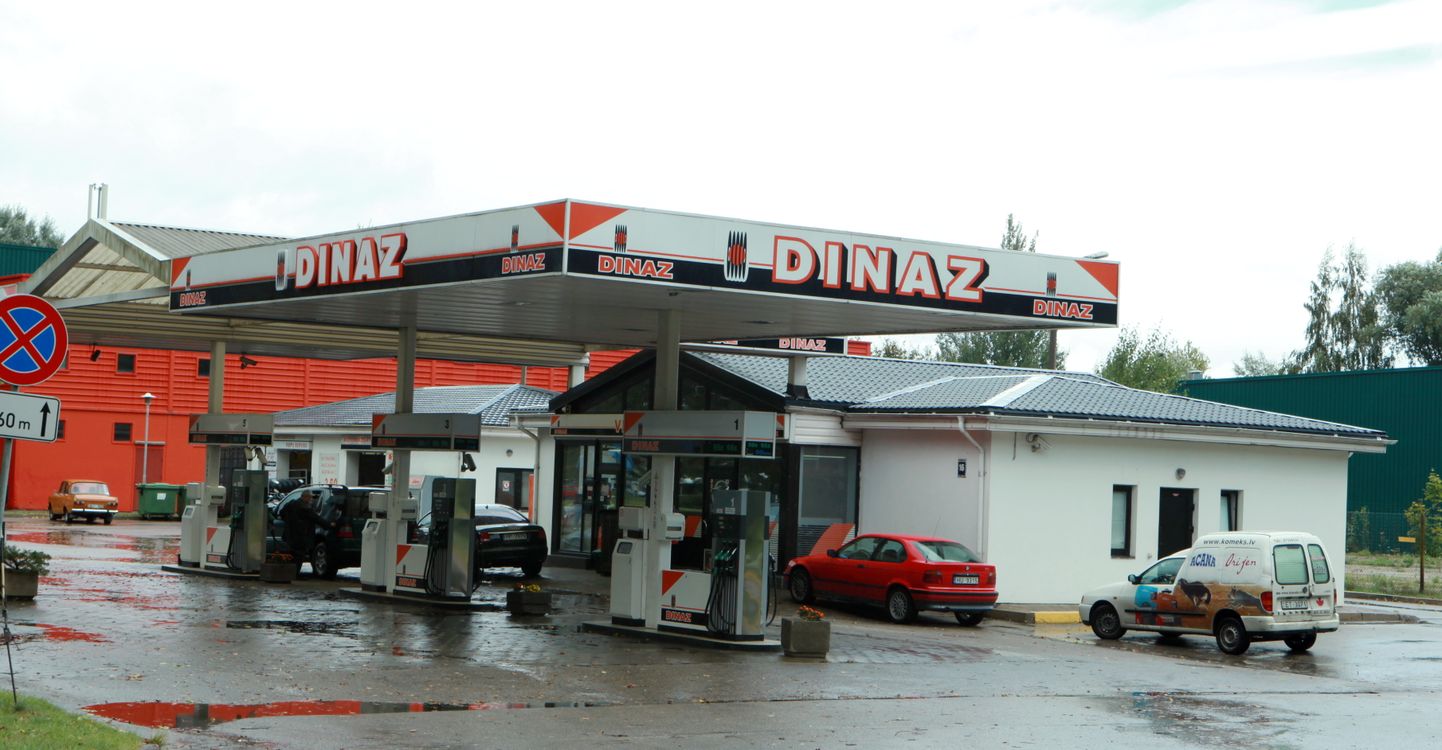 Degvielas uzpildes stacija "Dinaz" Uzvaras bulvārī.