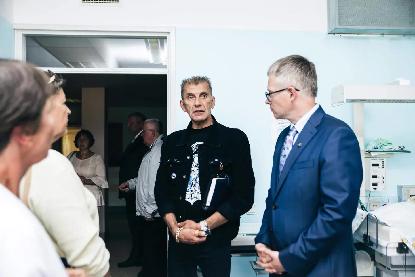 Märt Sults (keskel) ringkäigul Valga haiglas.
