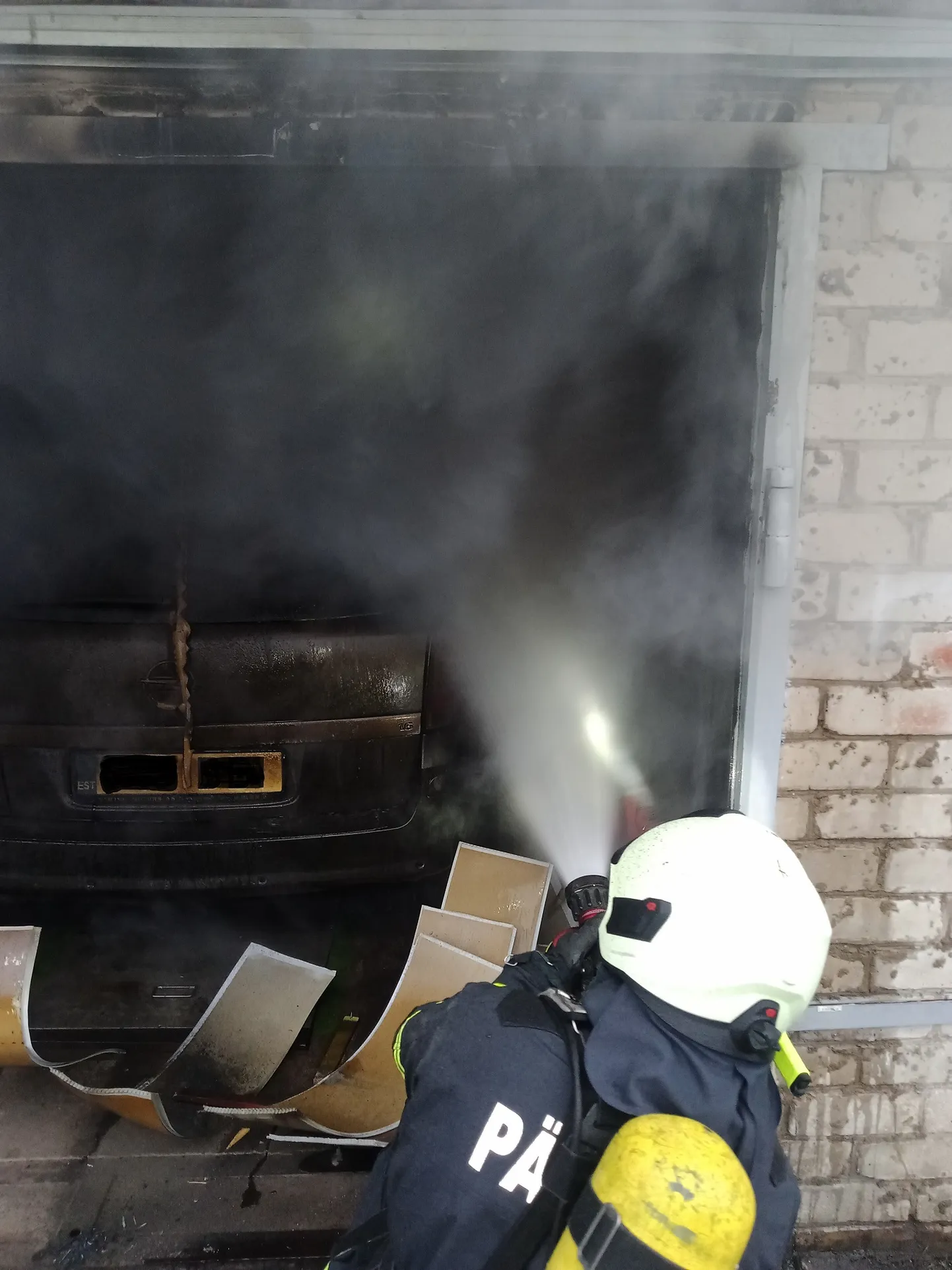 Пожар в Нарвском гараже.