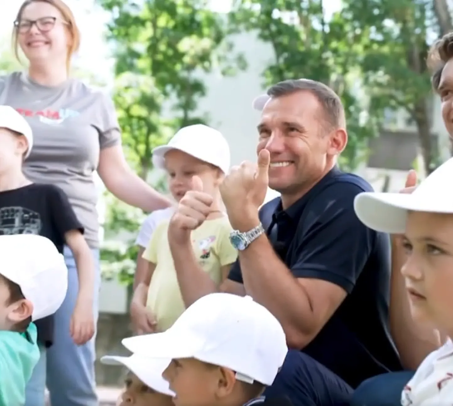 Andri Ševtšenko laste keskel.