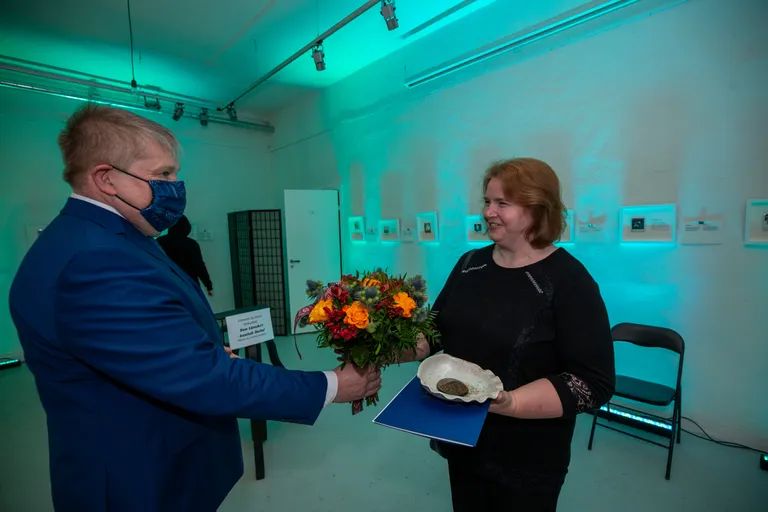 Tartumaa omavalitsuste liidu juhatuse esimees Rain Sangernebo ulatab Kultuuripärli saajale Halliki Pihlapile kõik olulise.