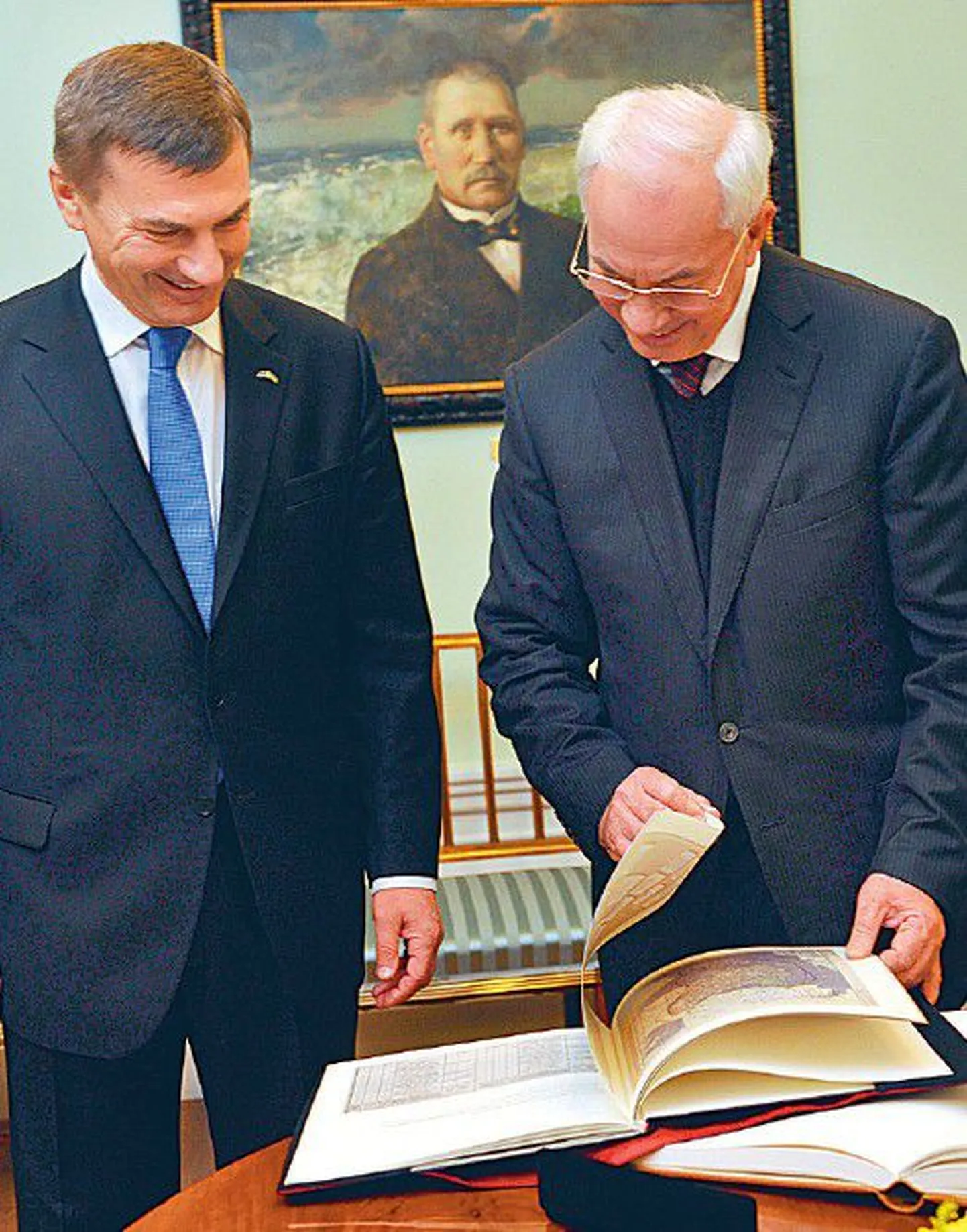 Премьер-министр Эстонии Андрус Ансип подарил своему украинскому коллеге Николаю Азарову книгу об эстонском происхождении последнего.