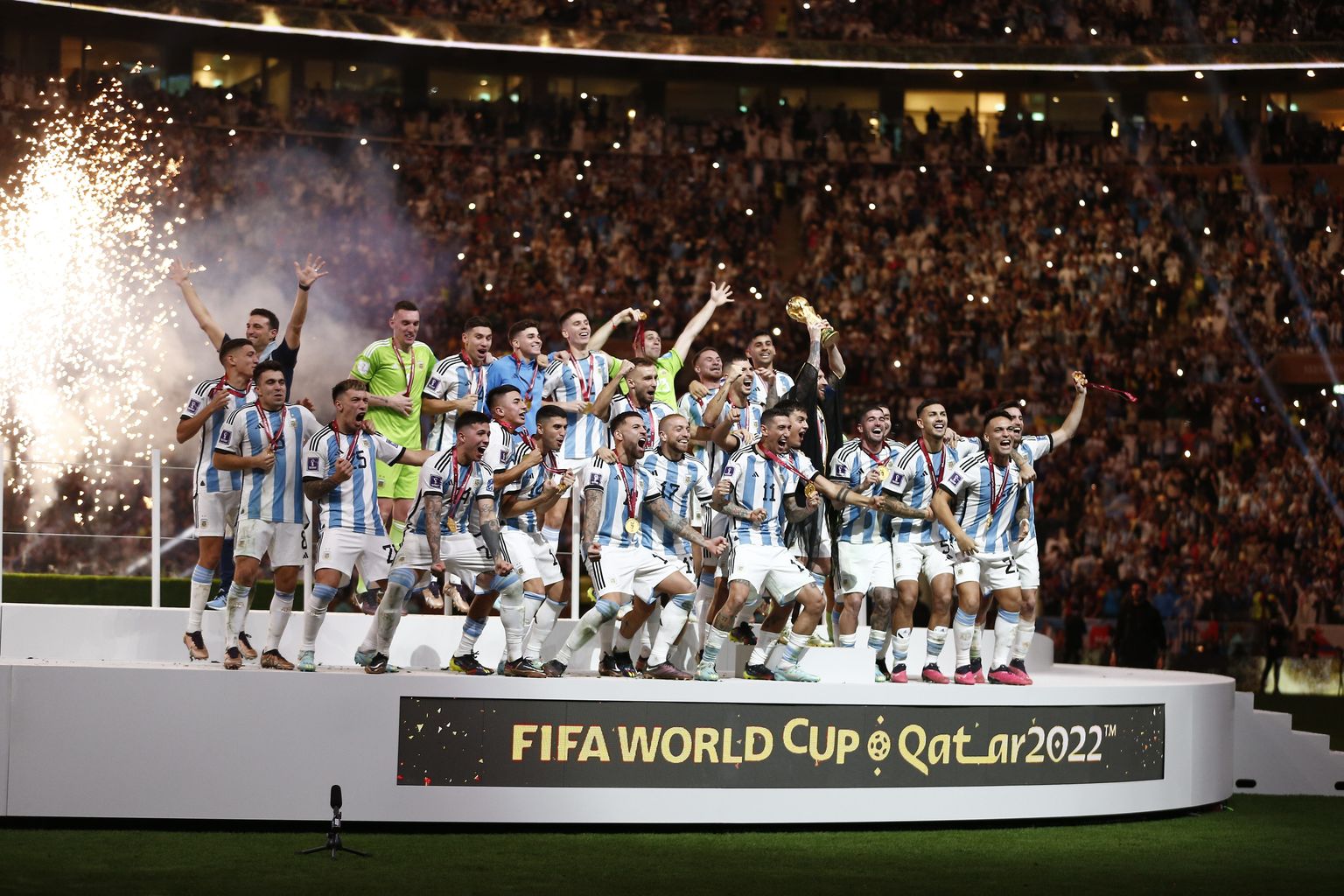 Сборная Аргентины празднует победу на ЧМ 2022 по футболу.