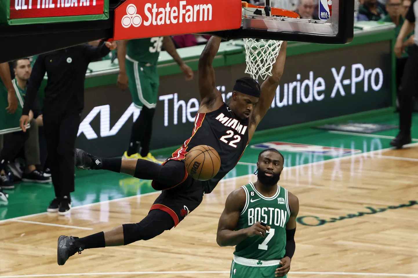 Jimmy Butler (nr 22) palli korvi surumas.