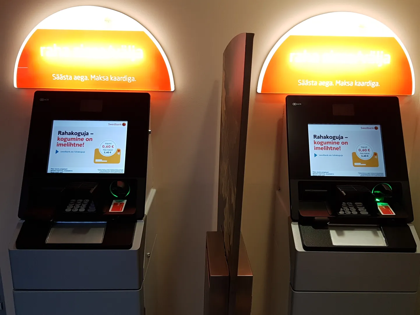 Swedbanki Paide pangakontori juures töötavad juba üle kuu uued sularahaautomaadid.