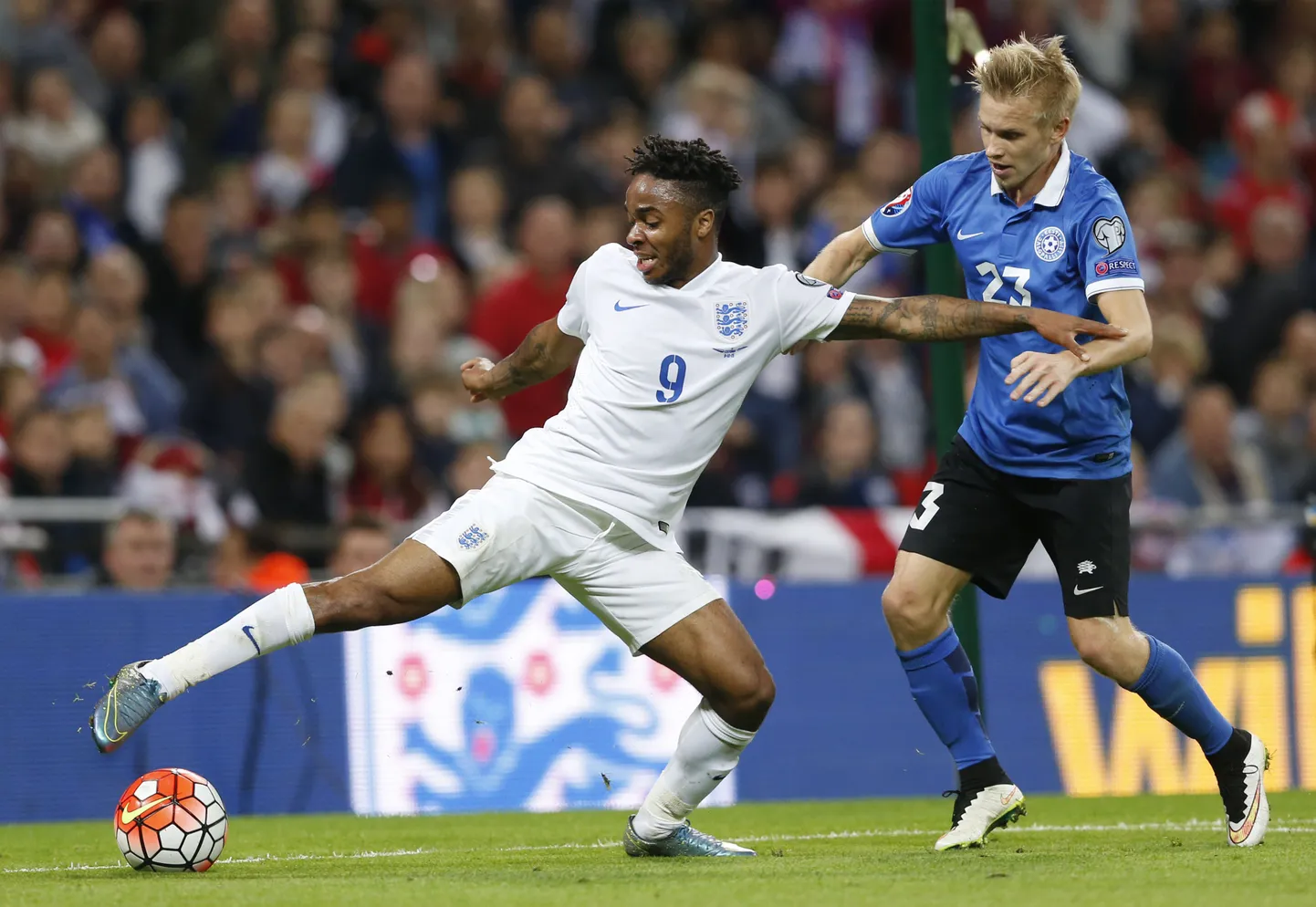 Taijo Teniste võitlemas Inglismaa koondislase Raheem Sterlingiga.