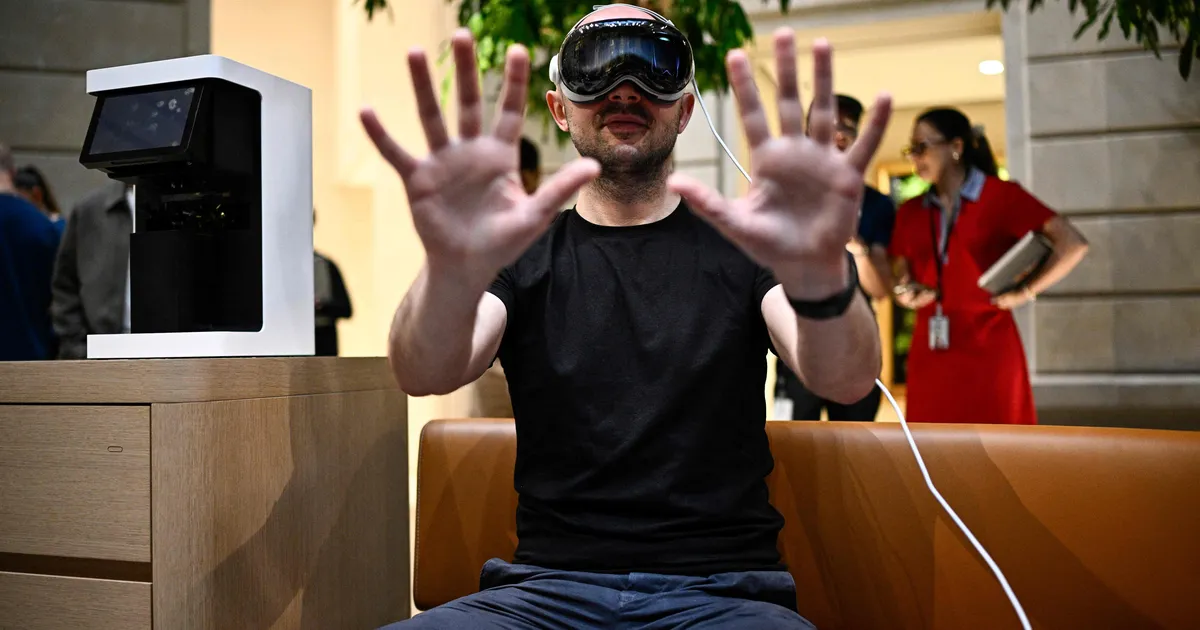 FĂRĂ POP ⟩ Produsul scump Apple îi lasă pe cumpărătorii londonezi apatici – fără cozi de noapte