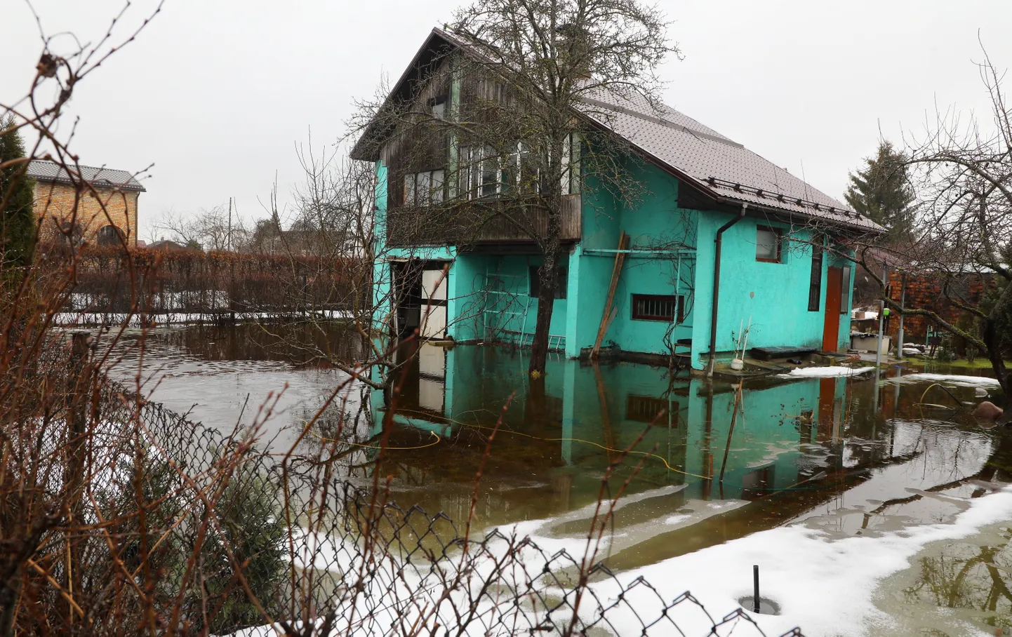 Pavasara palu laikā no krastiem izgājusi Misas upe, applūdinot ceļus, dārzus un māju pagalmus Dzērumos, Ķekavas novadā.