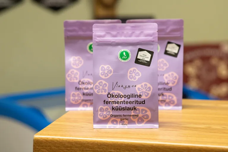 Ökoloogiline fermenteeritud küüslauk on maitsev ja tervislik.