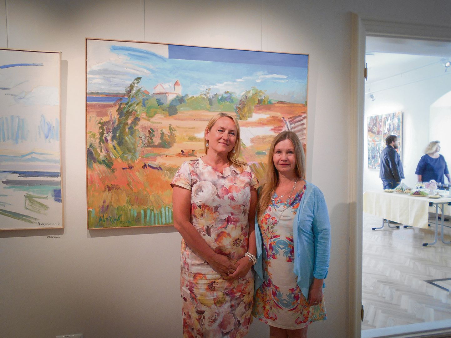 LÕPMATUSE MÄRGISTUS: Saaremaa valla kultuuritööspetsialist Anneli Teppo-Toost ja kunstnik Maie Matsar jäid pildile koos kingitud teosega.