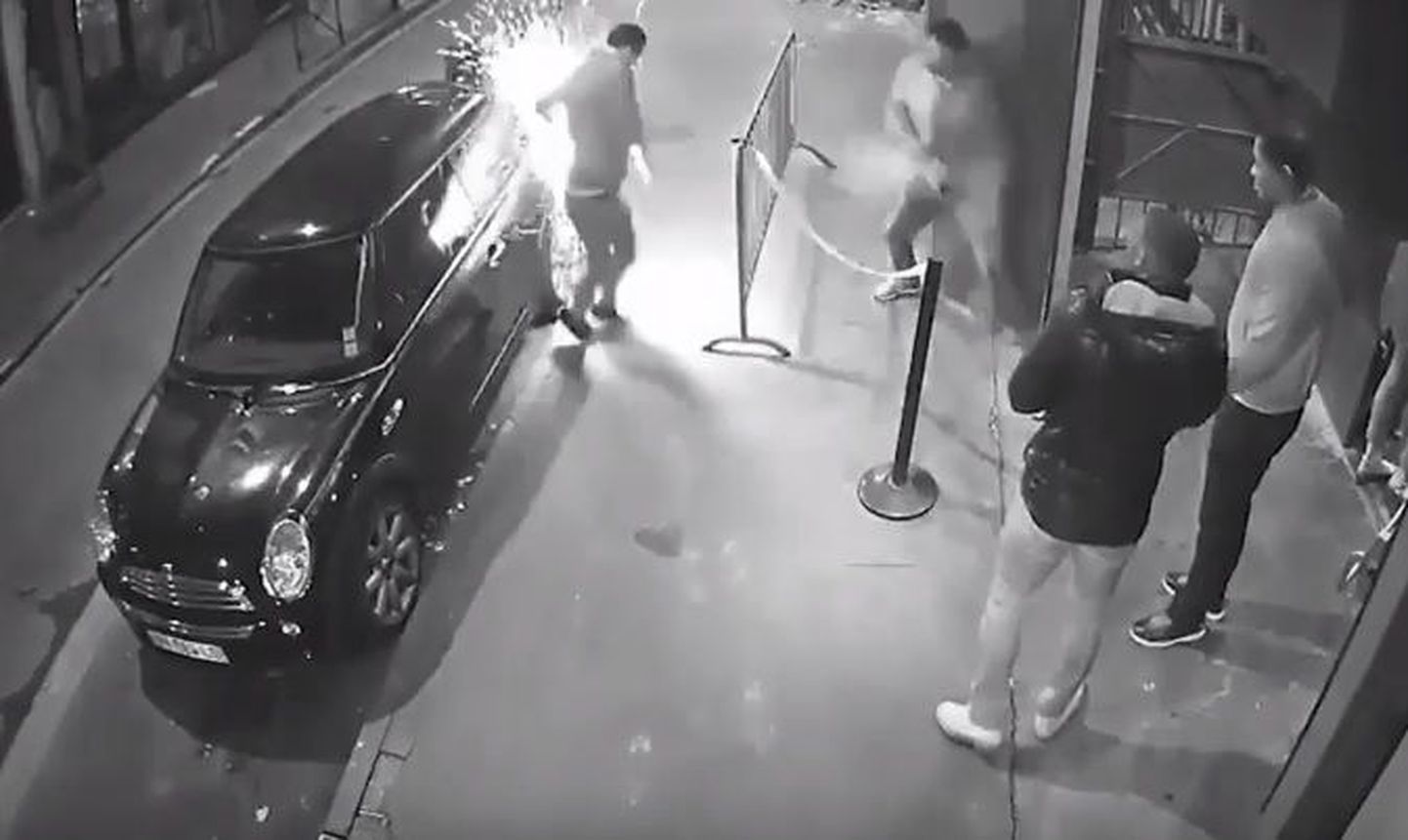 Mees seisis auto juures õues, kui e-sigaret tal taskus plahvatas.