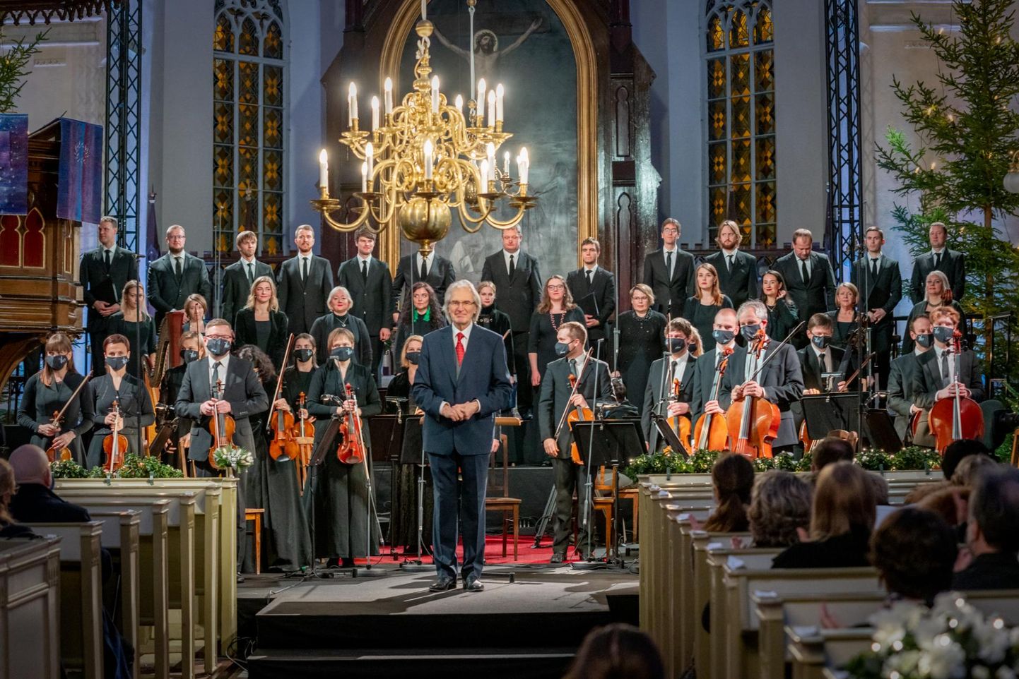 Dirigent Tõnu Kaljuste, Eesti filharmoonia kammerkoor ja Tallinna kammerorkester esitavad koos jõulukoraale.