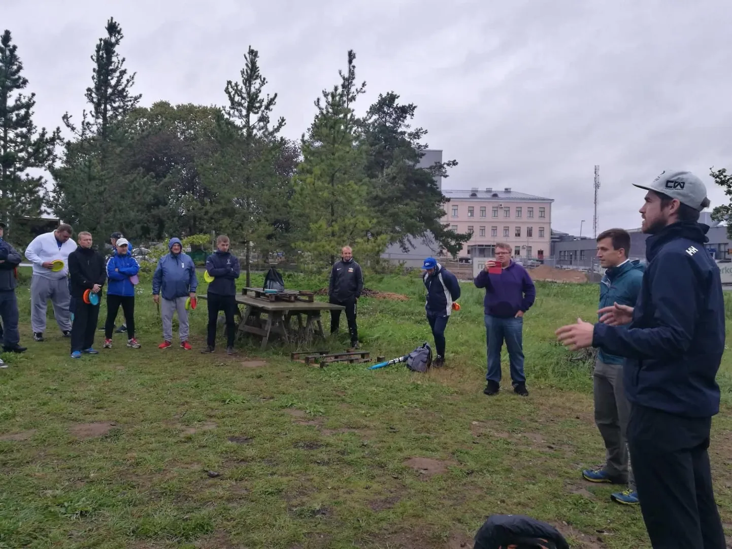 Lääne-Viru maakonna mehi ärgitatakse enda tervise eest hoolt kandma ja ühiselt liikuma. Algatuseks mängiti kolmapäeval Rakveres kettagolfi.