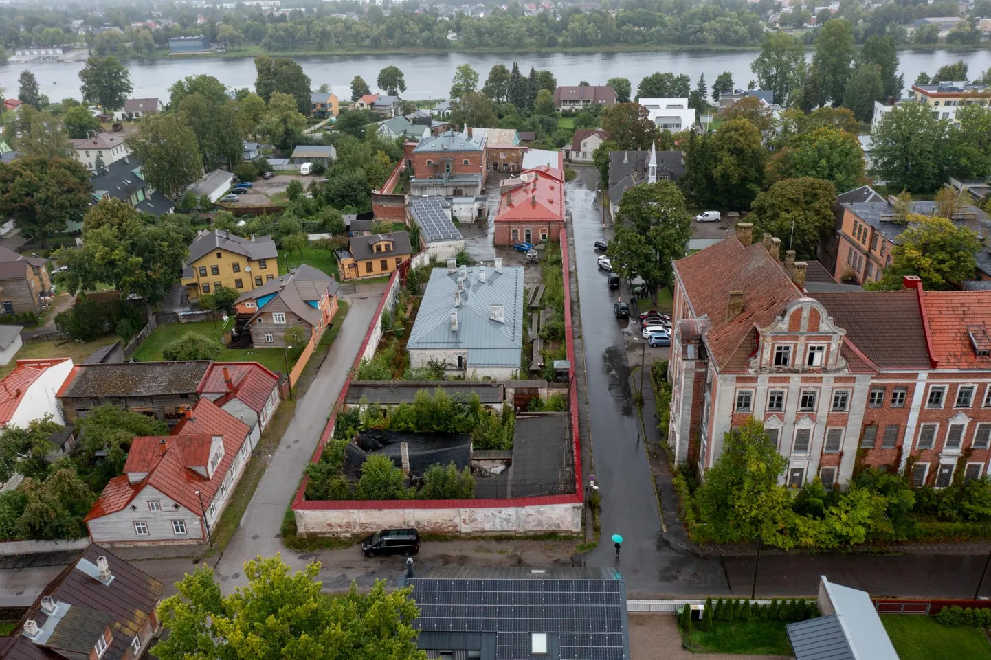 Kunagise Pärnu vangla müüriga piiritletud territoorium asub keset jõeäärset elamurajooni.