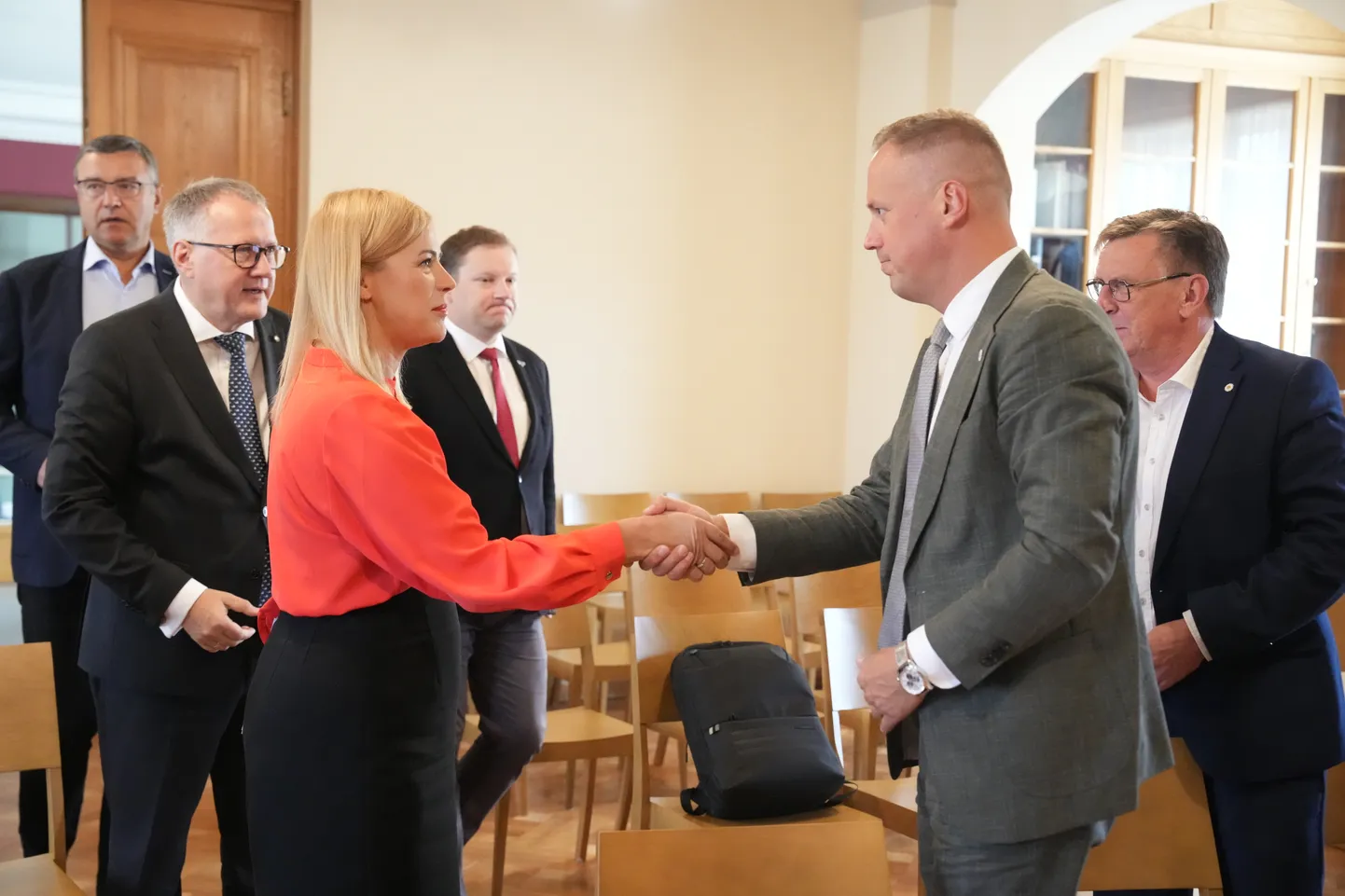 Partiju apvienības "Jaunā vienotība" pārstāvji - Valsts prezidenta Ministru prezidenta amatam nominētā Evika Siliņa, finanšu ministrs Arvils Ašeradens, Saeimas deputāts Jānis Reirs, Ministru prezidenta parlamentārais sekretārs Jānis Patmalnieks, partijas "Apvienotais saraksts" līdzpriekšsēdētājs, Saeimas deputāts Edgars Tavars un partiju apvienības "Apvienotā saraksta" pārstāvis, iekšlietu ministrs Māris Kučinskis tikšanās laikā Ministru kabinetā.