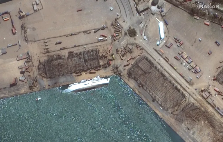 Pärast 4. augusti plahvatust Liibanoni Beiruti sadamas küljele vajunud kruiisilaev Orient Queen