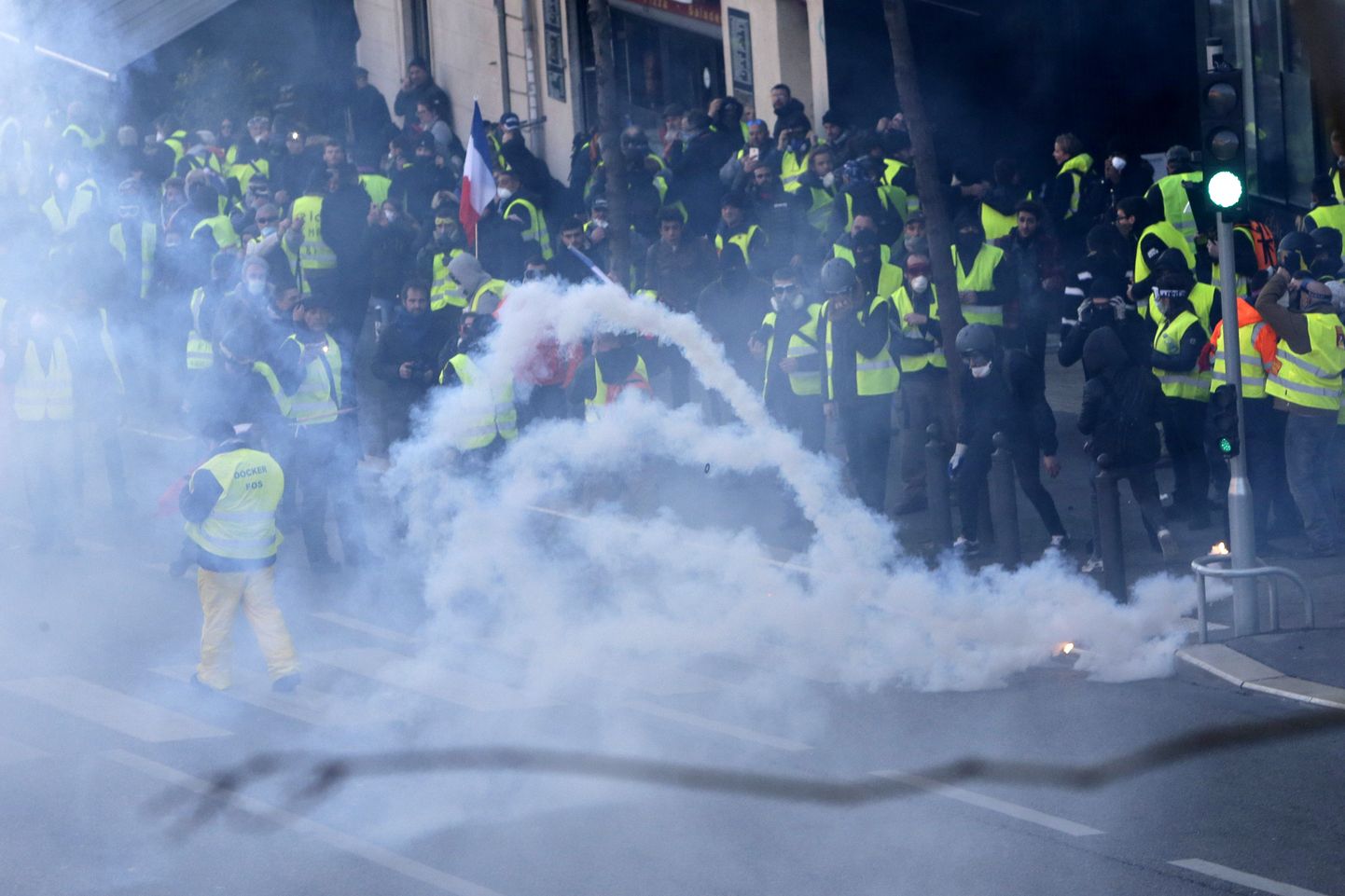 Prantsuse niinimetatud kollavestid tulid laupäeval 10. nädalavahetust järjest tänavatele valitsuse vastu meelt avaldama, kuigi president Emmanuel Macron üritab suunata nende raevu avaliku koosoleku stiilis debattidesse.