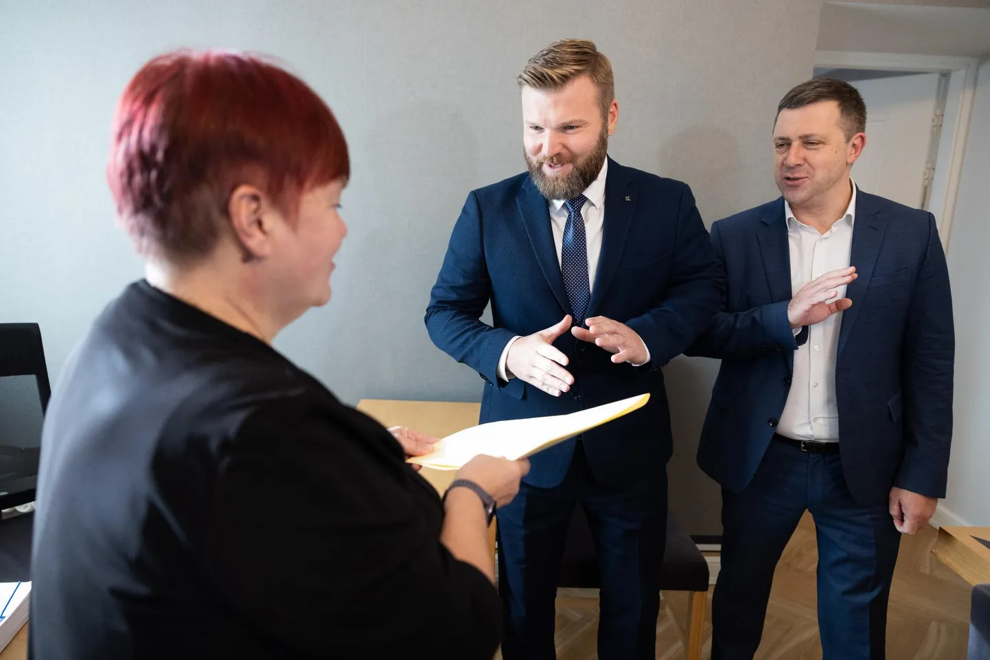 Keskerakonna fraktsiooni esimees Lauri Laats (vasakul) ja Vadim Belobrovtsev andsid rahanduskomisjoinile üle muudatusettepanekud riigieelarve eelnõule.