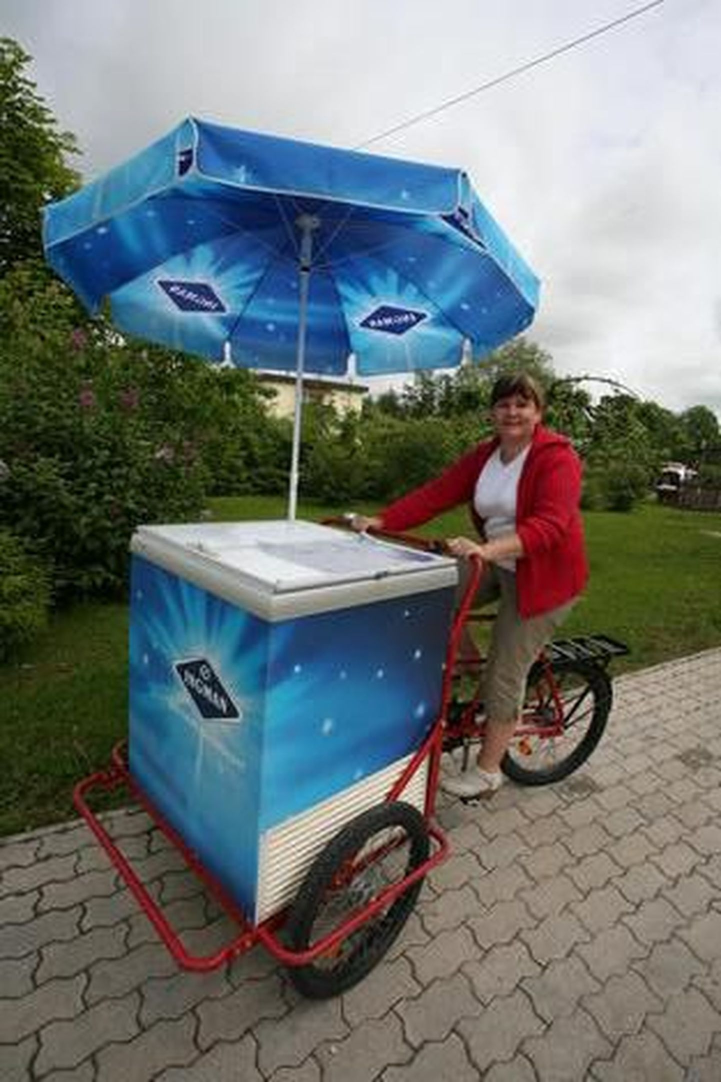 Margit Sau alustas eelmisel aastal järelveetavast kioskist kebabi müüki ning tänasest pakub külmutuskastiga jalgrattalt jäätist.
