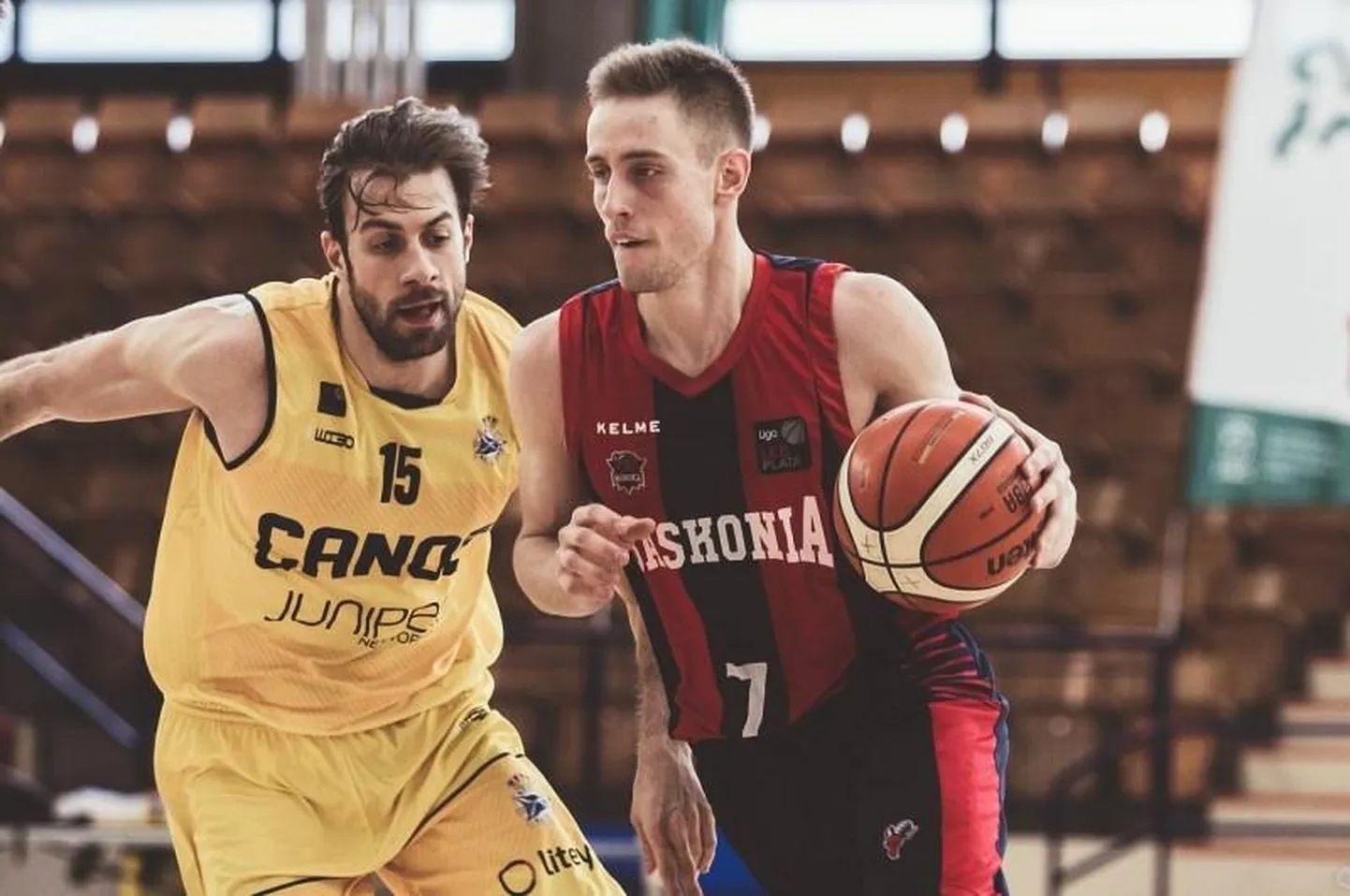 Rakvere Tarvaga liitus lätlasest tagamängija Kristaps Gludītis (paremal).