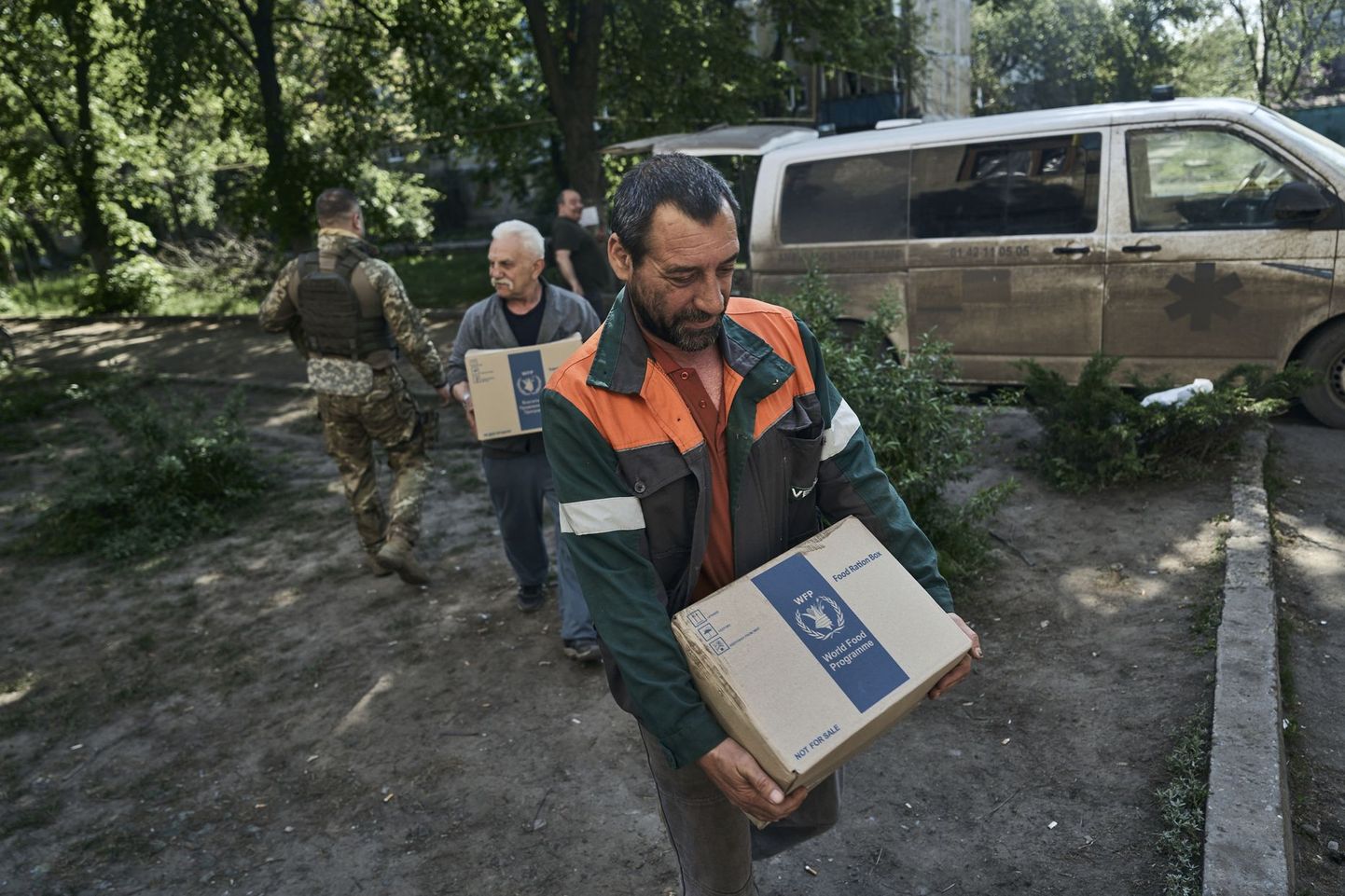 Волонтеры доставляют гуманитарную помощь. Часов Яр (Донецкая область), май 2023 года.