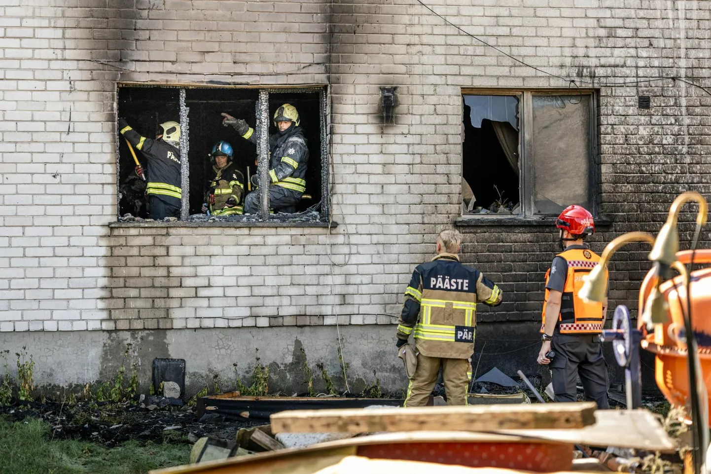Tõstamaal Sadama teel neljapäeval põlenud korterist viidi kaks meest haiglasse.
