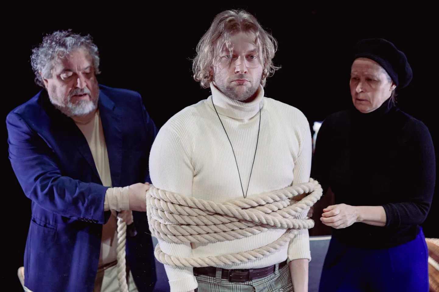 Ahistus struktuuris: Jaan Rekkor (Isa), Nils Mattias Steinberg (Poeg) ja Kleer Maibaum (Ema) Endla lavastuses «Suvekool».