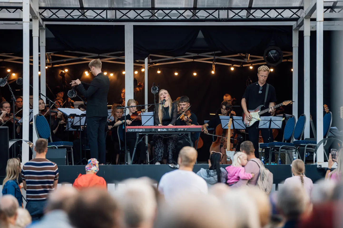 Autovabaduse puiesteel esinesid Kadri Voorand 4, Estonian Voices ja VHK keelpilliorkester.