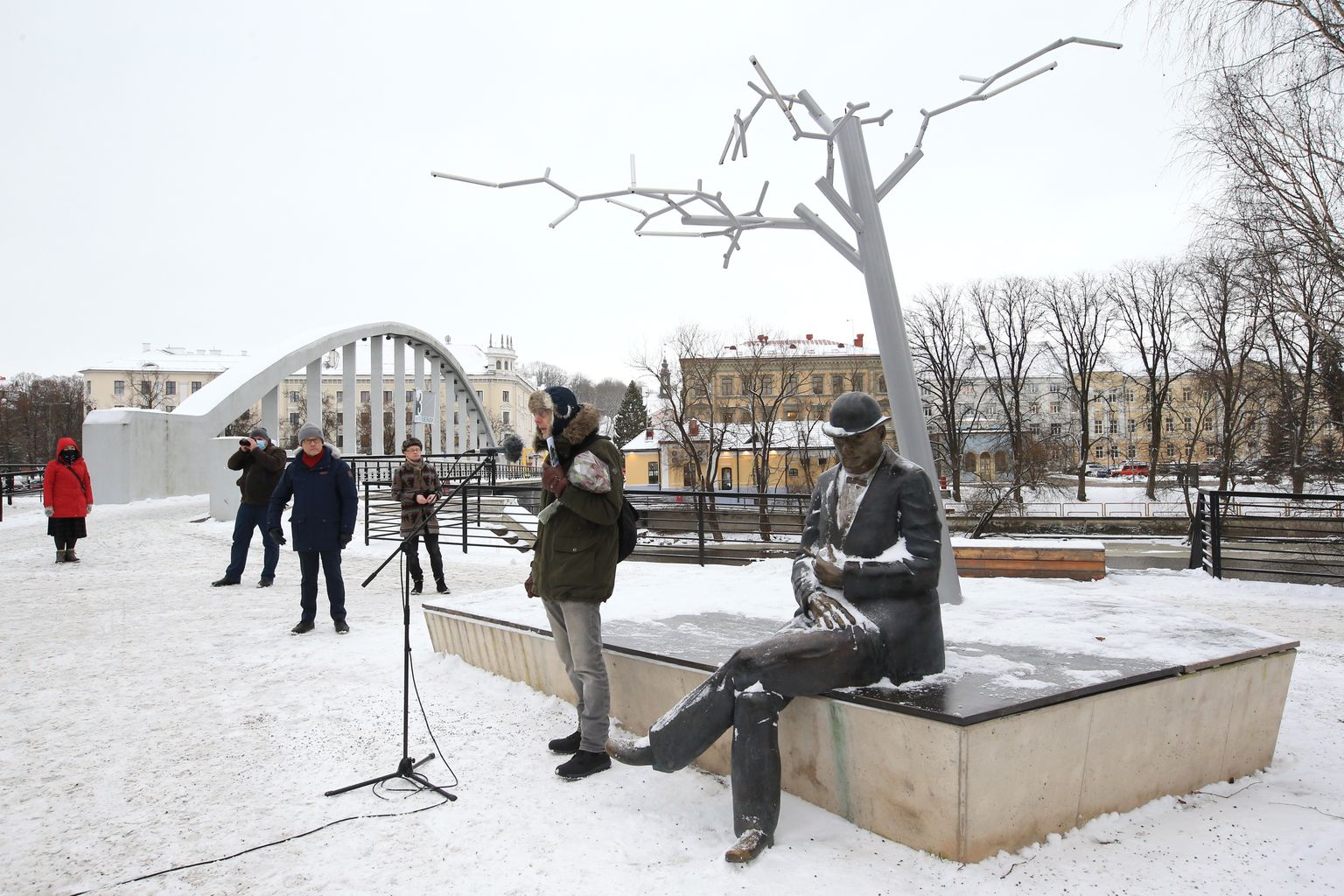 2021. aasta linnakirjaniku väljakuulutamine toimus samuti Koidula ja Jannseni mälestusväljakul. Siis sai stipendiumi ja aunimetuse Juhan Voolaid (pildil mikrofoni juures).