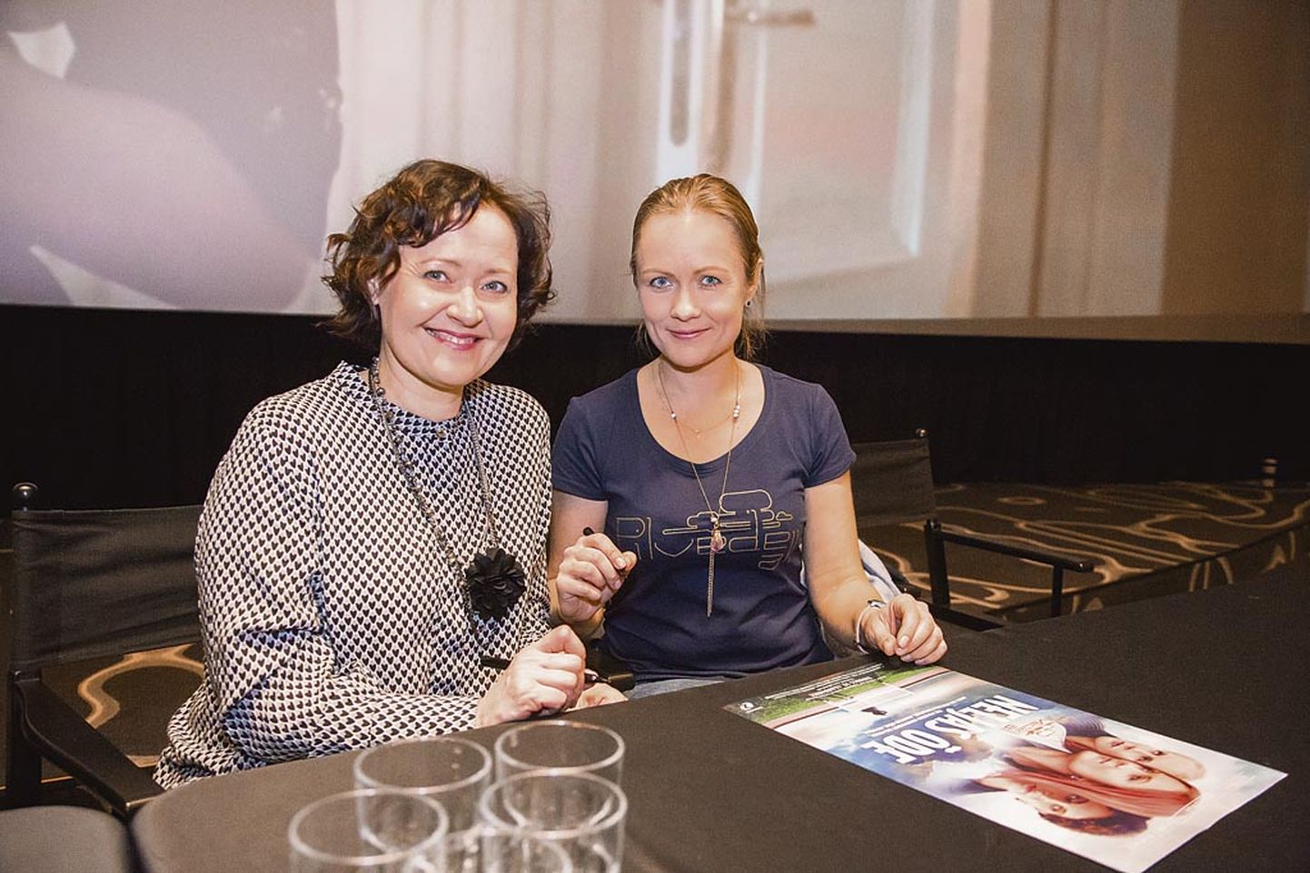 Pärnu Apollo kino eriseansil jagasid autogramme Karin Tammaru (vasakul) ja Inga Lunge.