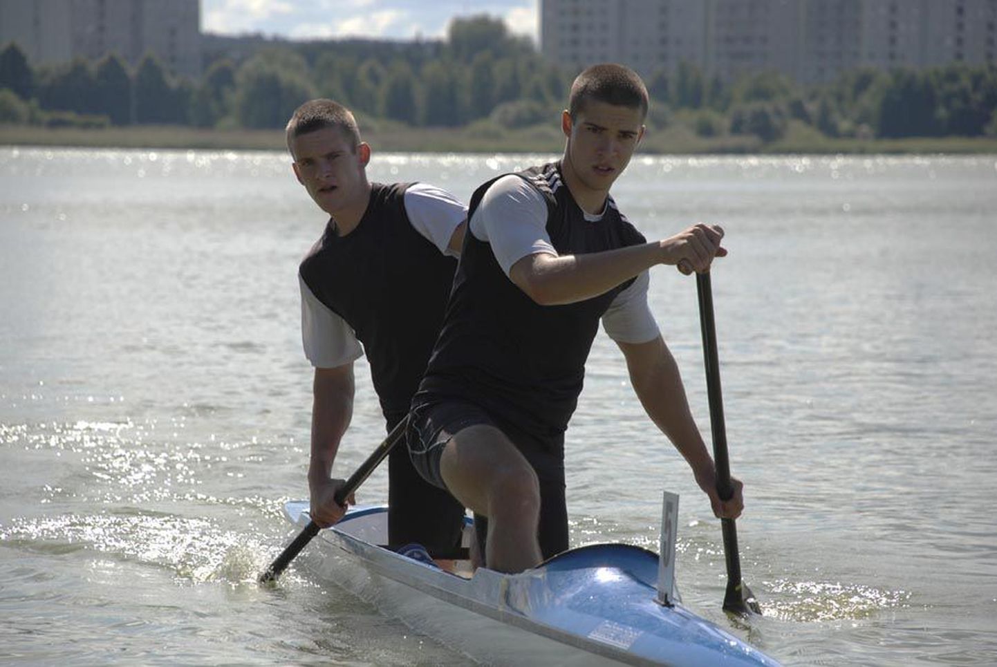 Vennad Madis (ees) ja Mihkel Vitsut teenisid Eesti meistrivõistlustel meeste kahekanuul kaks kuldmedalit.