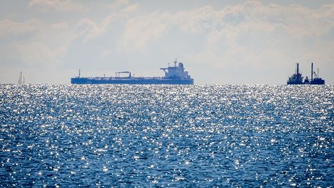 The US temporarily allows the sale of a certain part of Russian oil