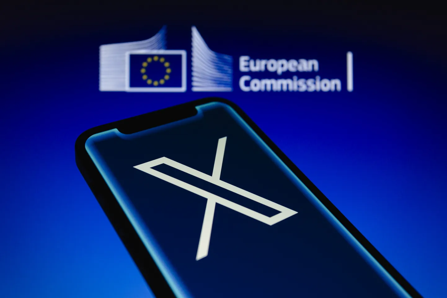 X- ja Euroopa Komisjoni logod.