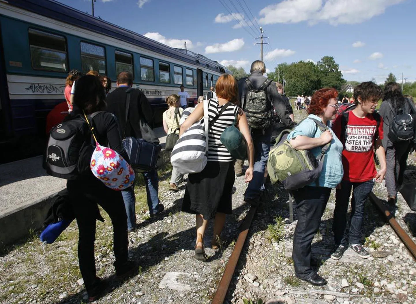 Festival algab paljudele folgilistele juba rongis, kus vagunites käib vennastumine.