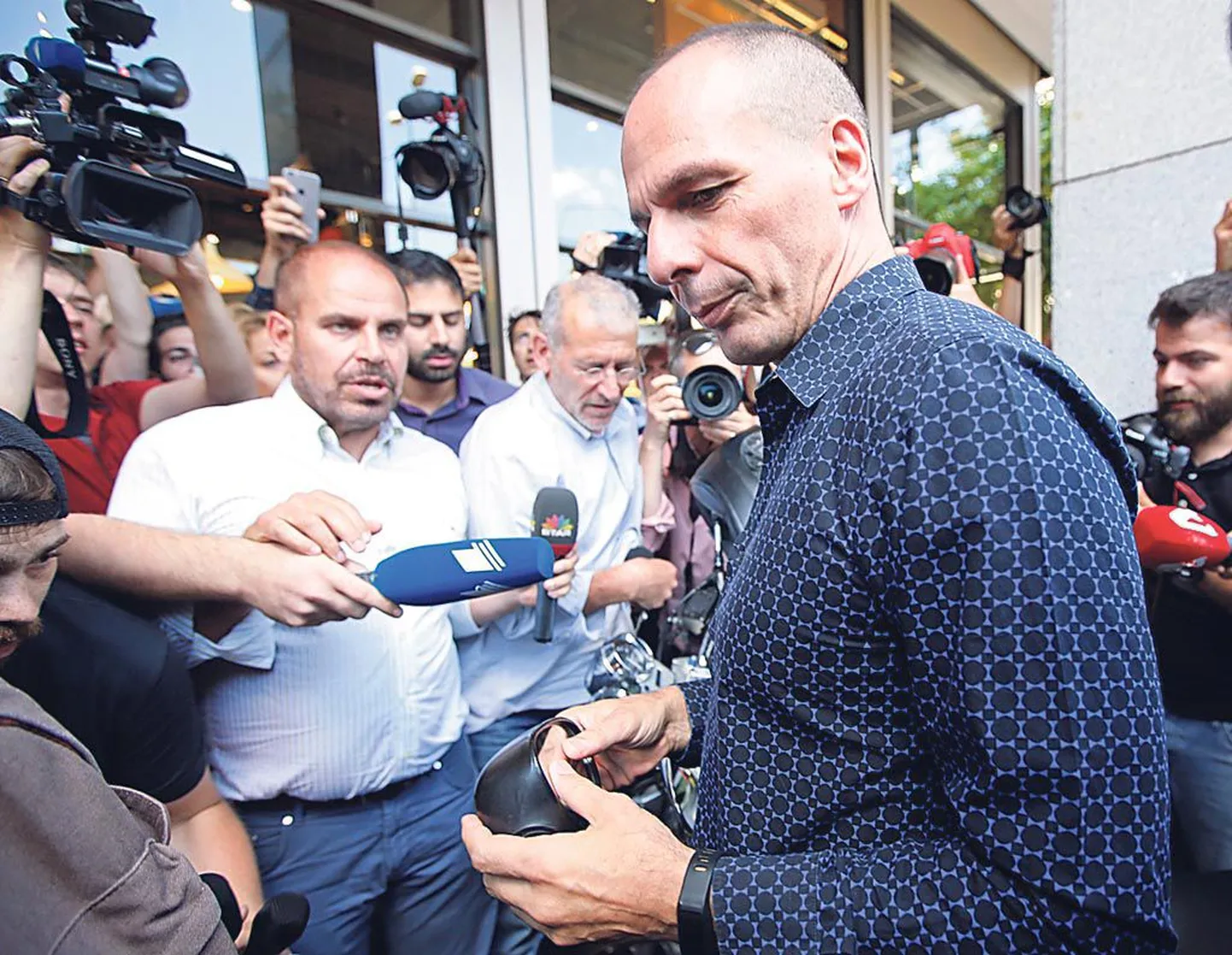 Kreekat kaardilauaks pidanud Yanis Varoufakis lahkus ametist ”kuldse käepigistusega.“