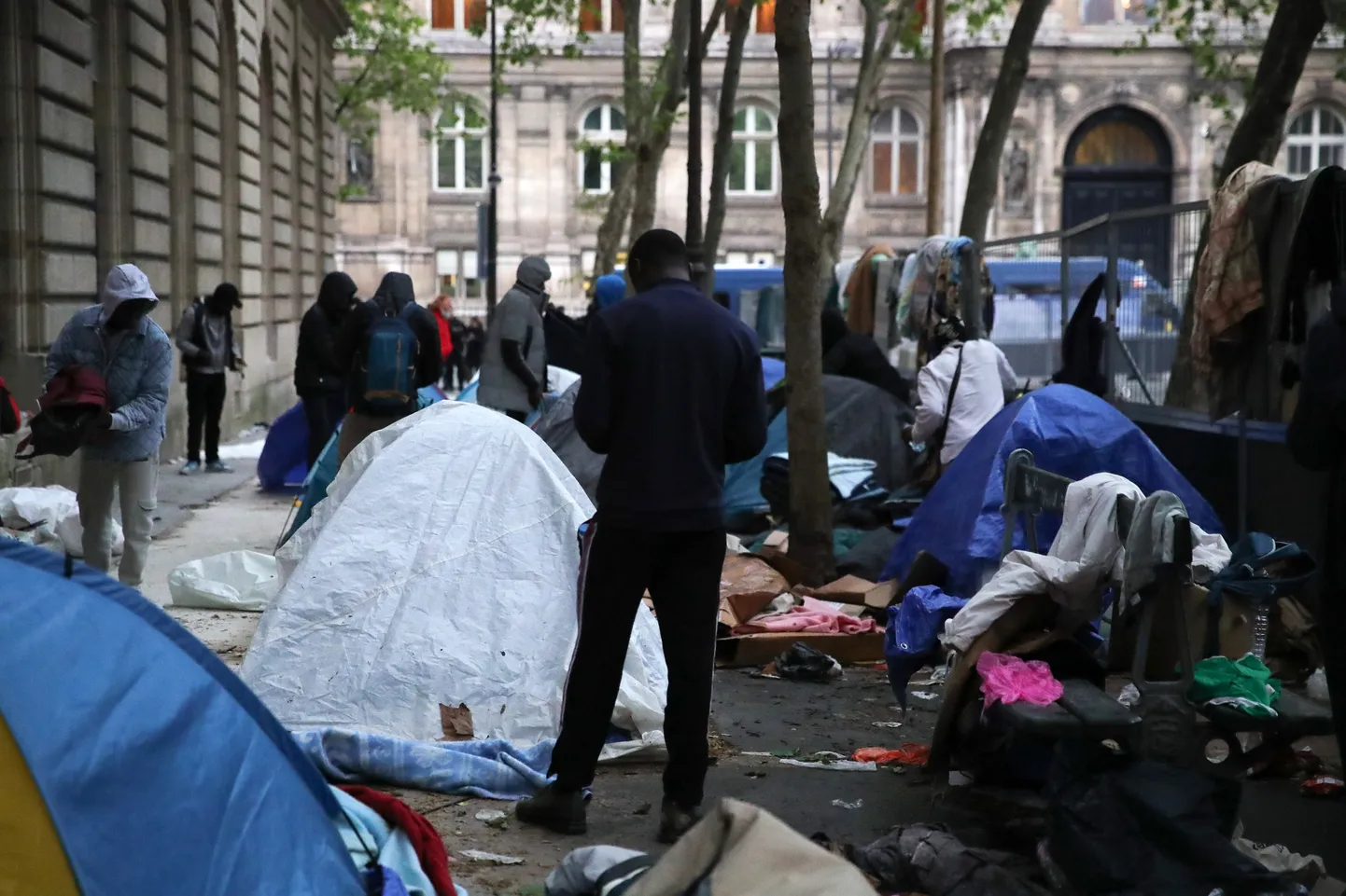 Migrandid lahkumas ühest Pariisi tänavalaagrist.